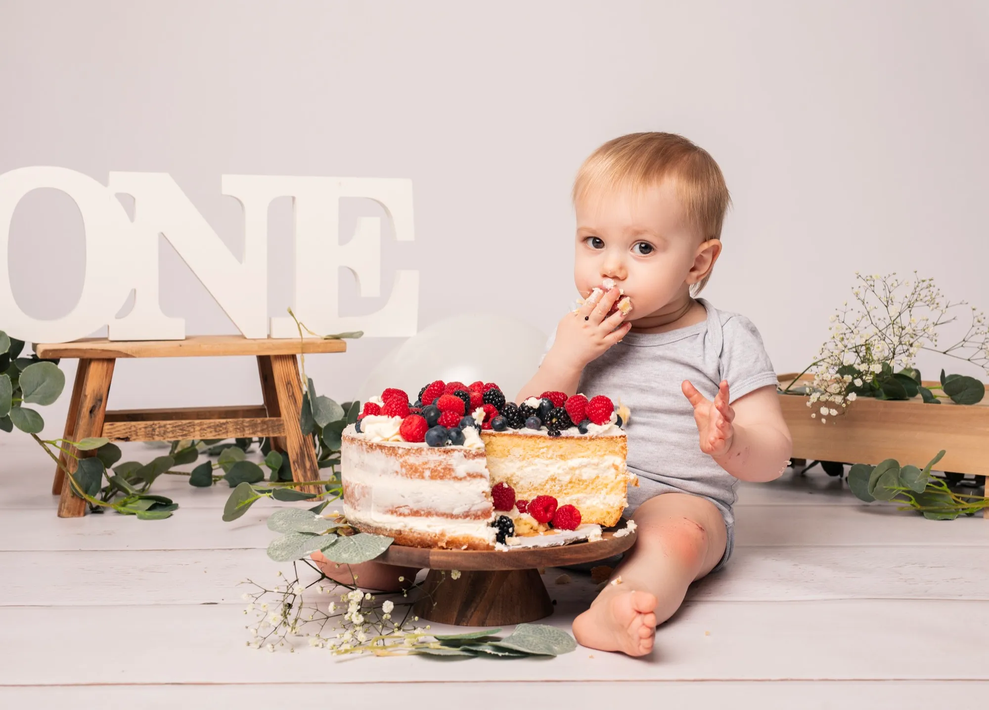 Photograph of a birthday session by Virginie Deronchêne, portrait photographer in Walloon Brabant