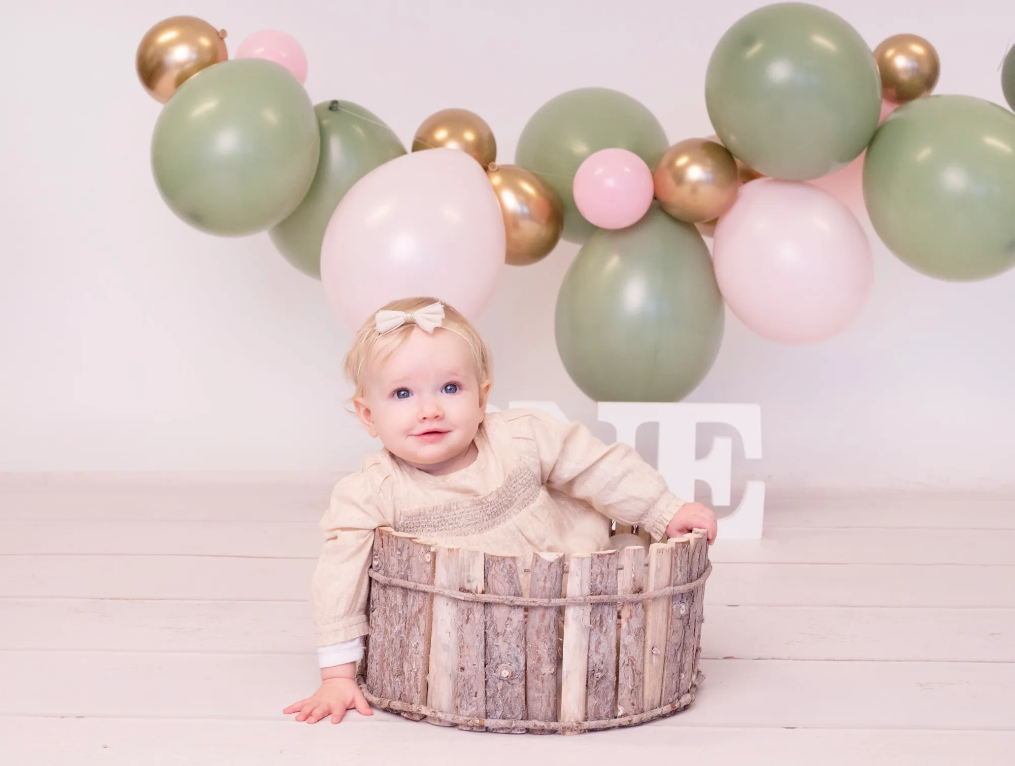 Photograph of a birthday session by Virginie Deronchêne, portrait photographer in Walloon Brabant
