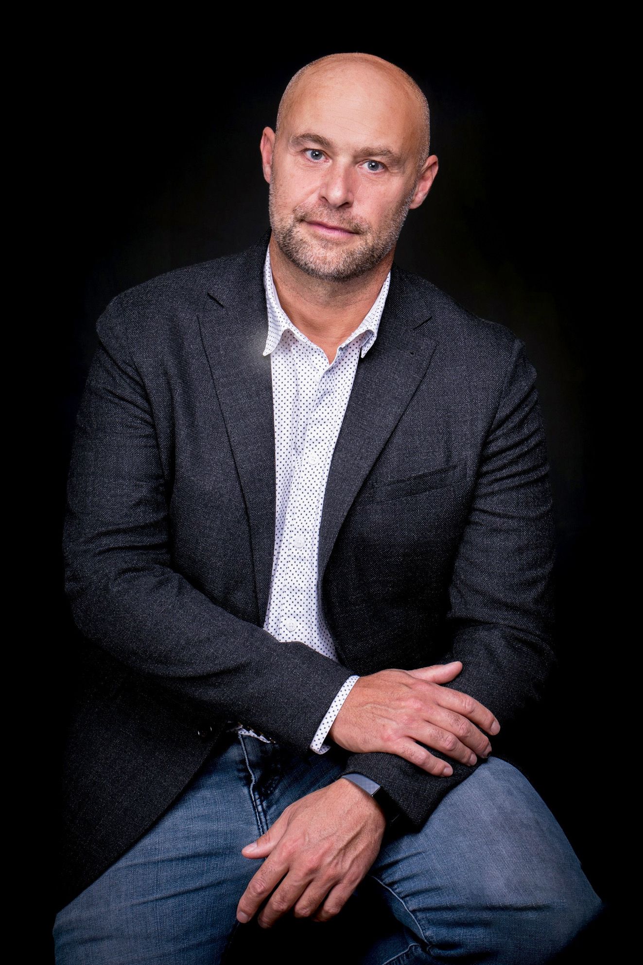 Portrait corporate d'un dirigeant en studio dans les environs de Waterloo, image professionnelle pour LinkedIn (5)