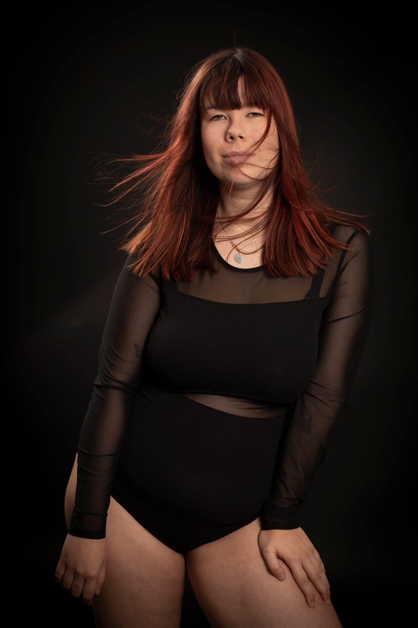 Femme éclatant de rire en studio, portrait en noir et blanc, séance estime de soi (4)