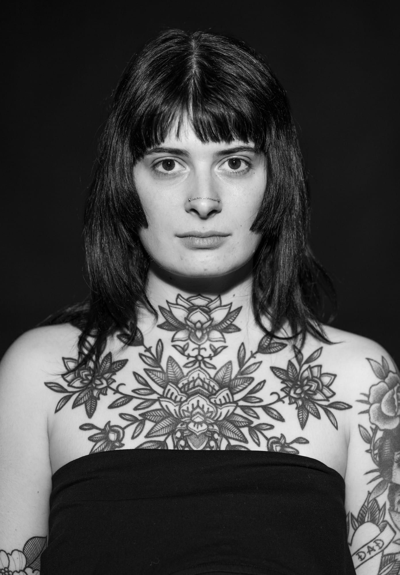 Femme éclatant de rire en studio, portrait en noir et blanc, séance estime de soi (5)
