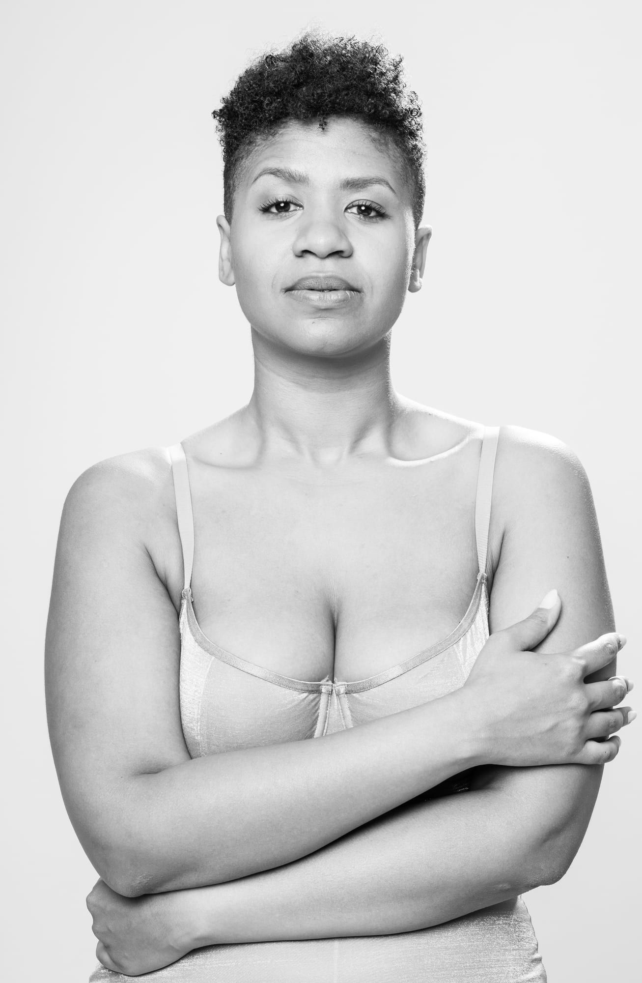 Femme éclatant de rire en studio, portrait en noir et blanc, séance estime de soi (1)