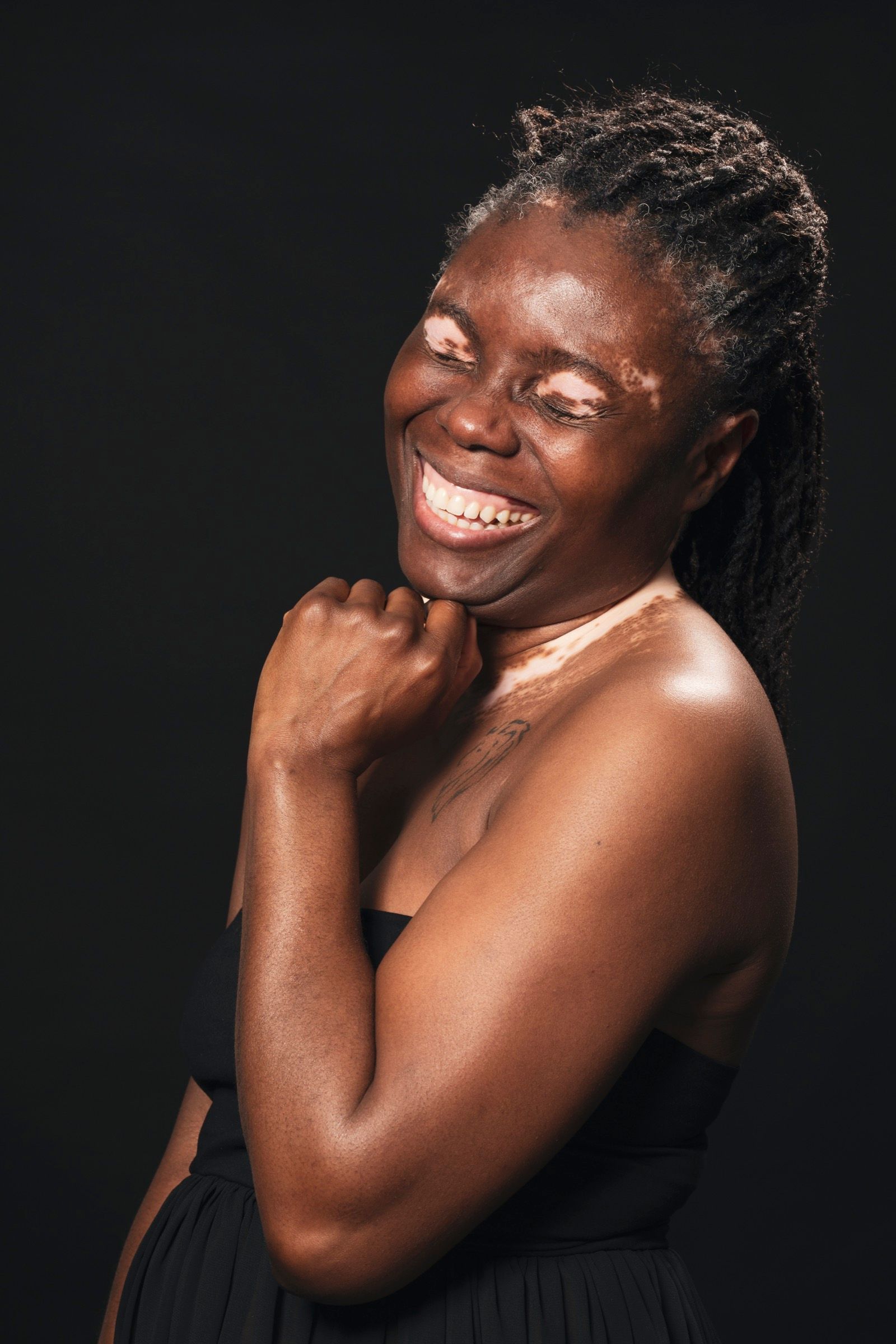 Portrait souriant issu du projet photographique de Virginie Deronchêne sur l'inclusion et le rapport au corps, exposé à Bruxelles