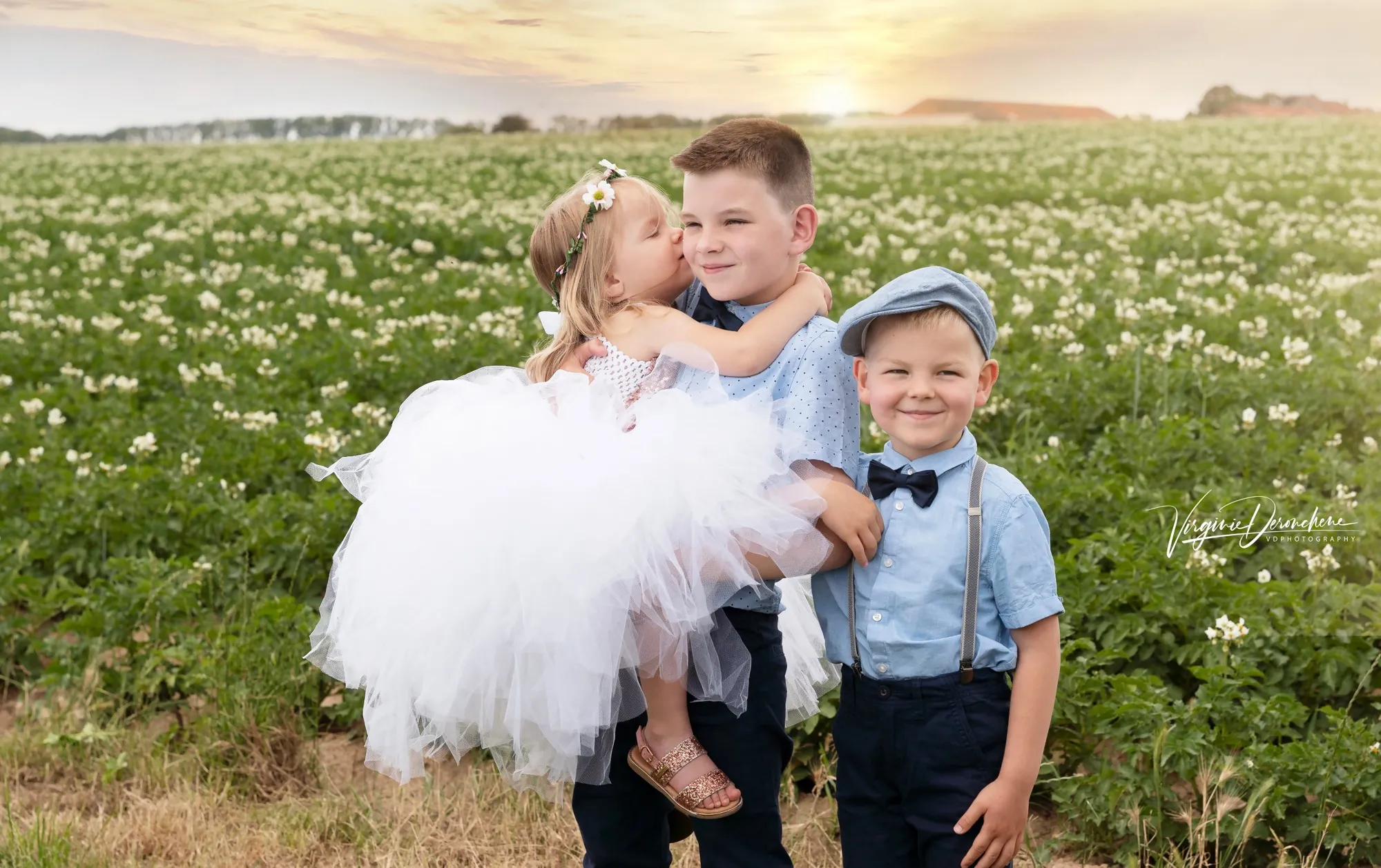 Photograph of a family session by Virginie Deronchêne, portrait photographer in Walloon Brabant