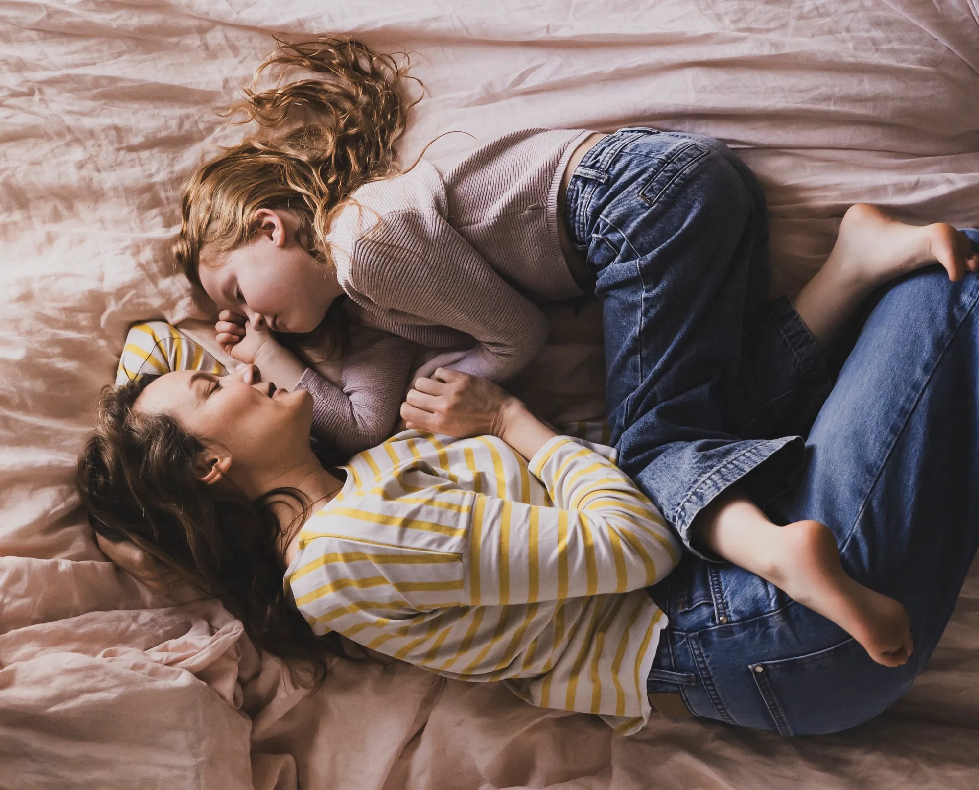 Photograph of a family session by Virginie Deronchêne, portrait photographer in Walloon Brabant