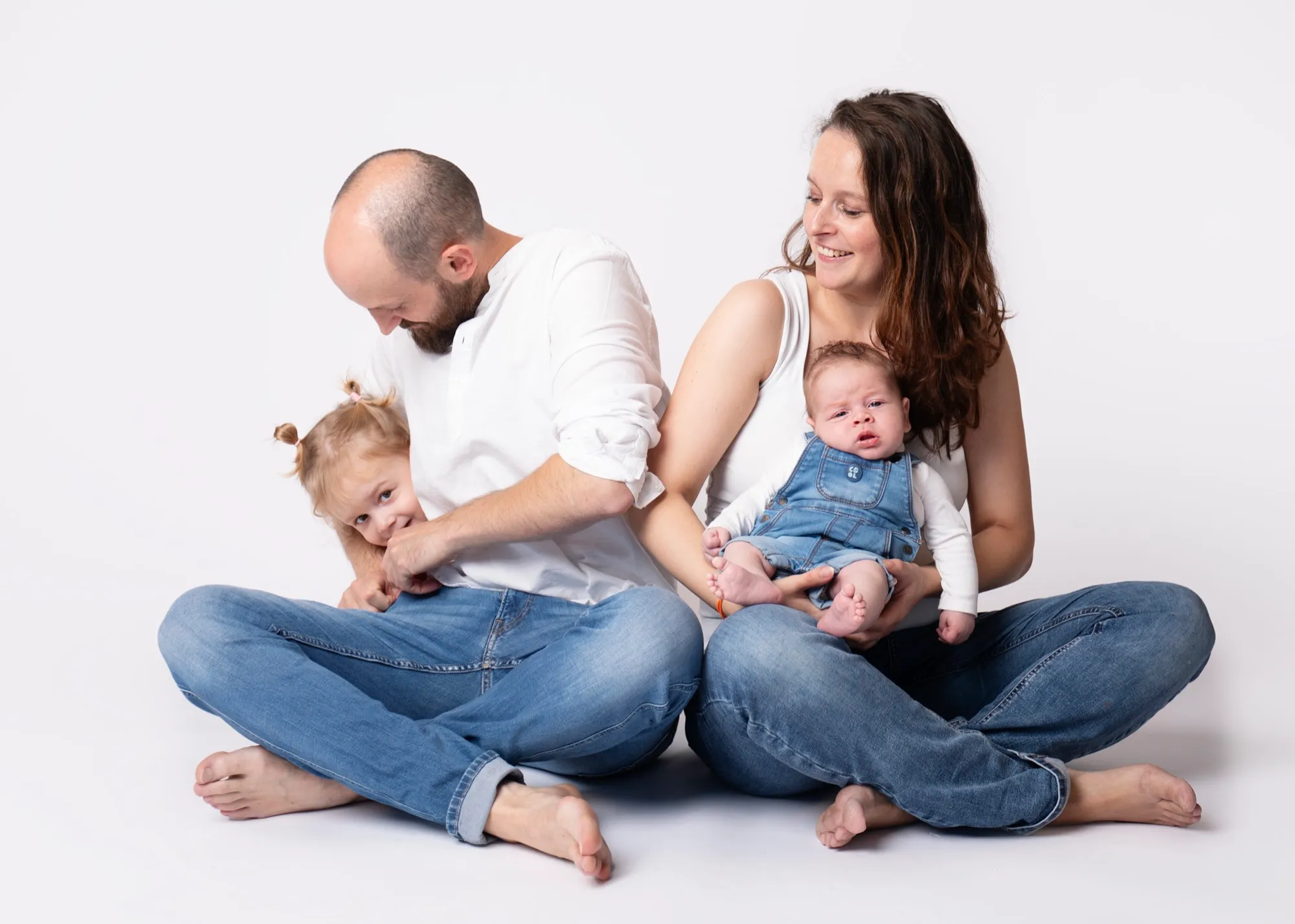 Photograph of a family session by Virginie Deronchêne, portrait photographer in Walloon Brabant