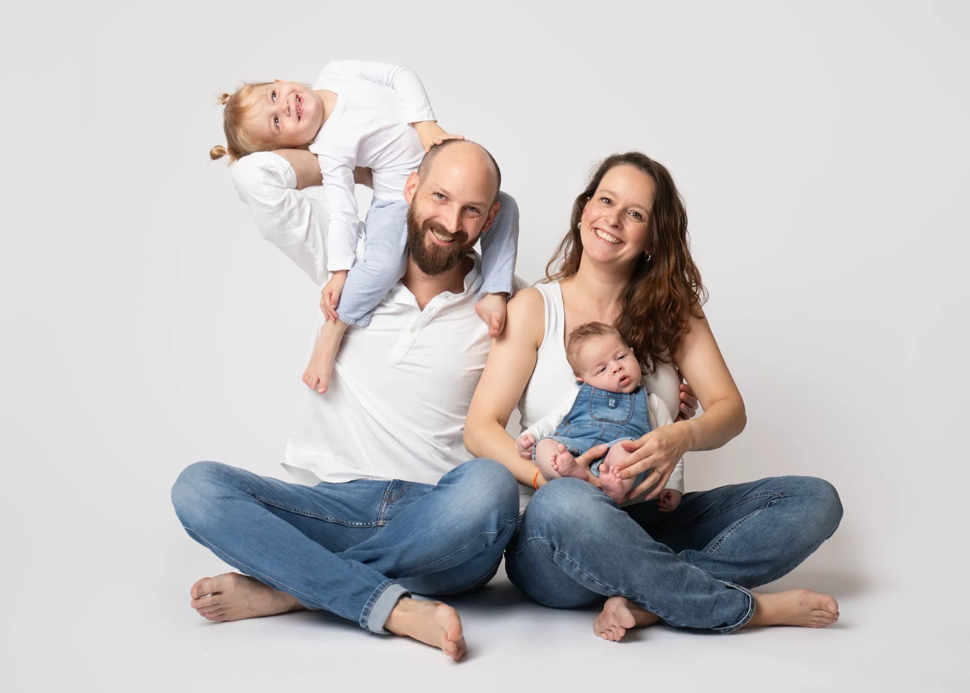 Photograph of a family session by Virginie Deronchêne, portrait photographer in Walloon Brabant
