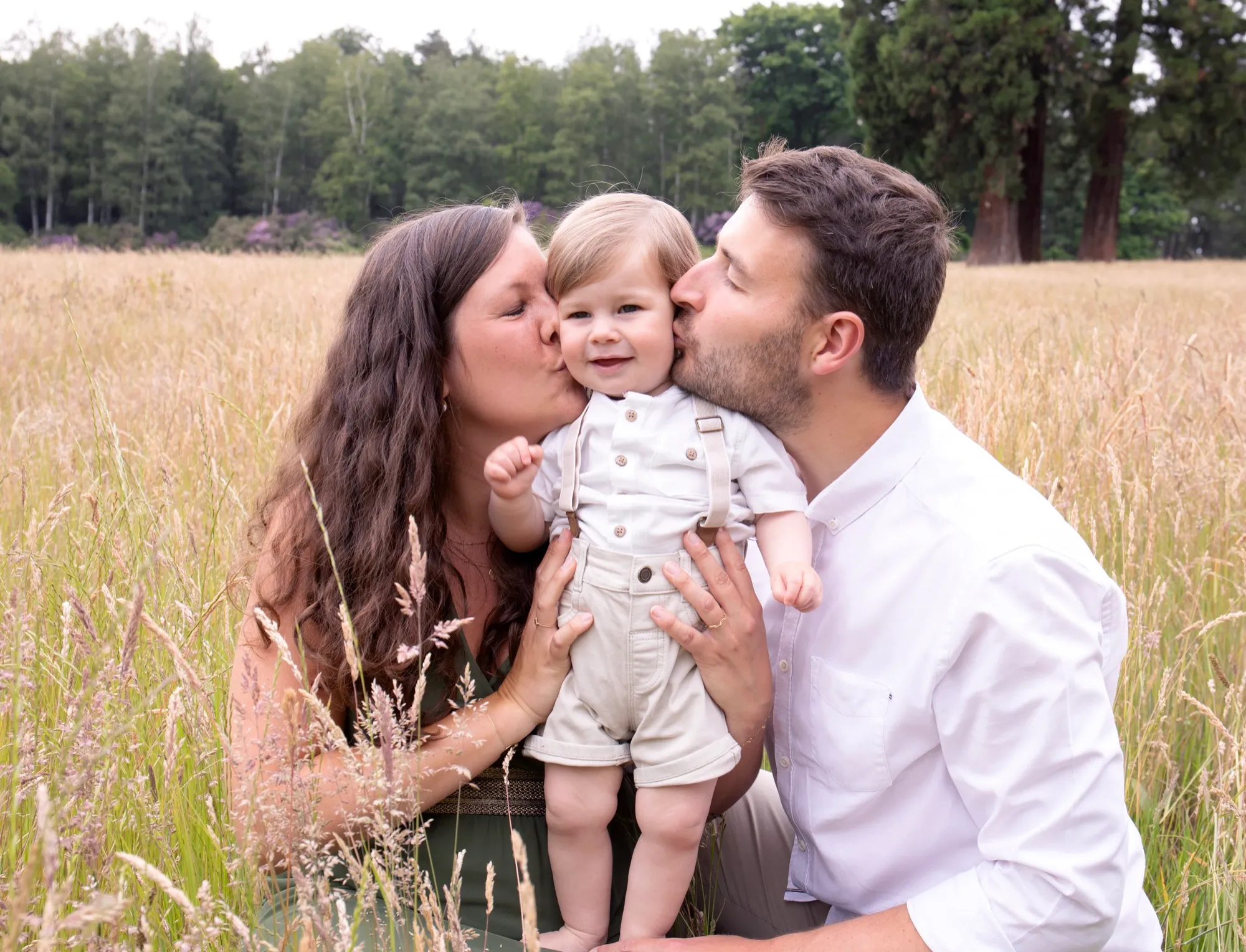 Photograph of a family session by Virginie Deronchêne, portrait photographer in Walloon Brabant