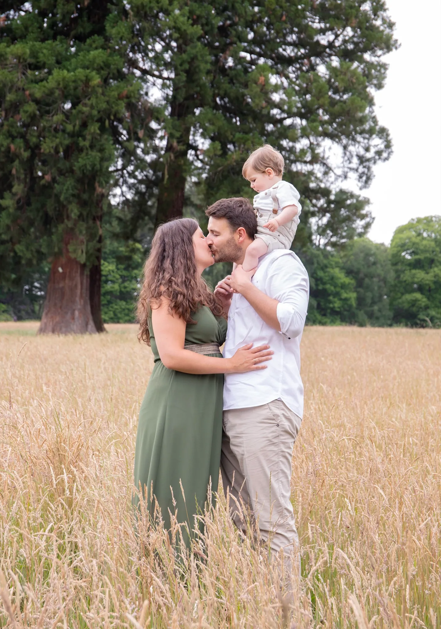 Photograph of a family session by Virginie Deronchêne, portrait photographer in Walloon Brabant