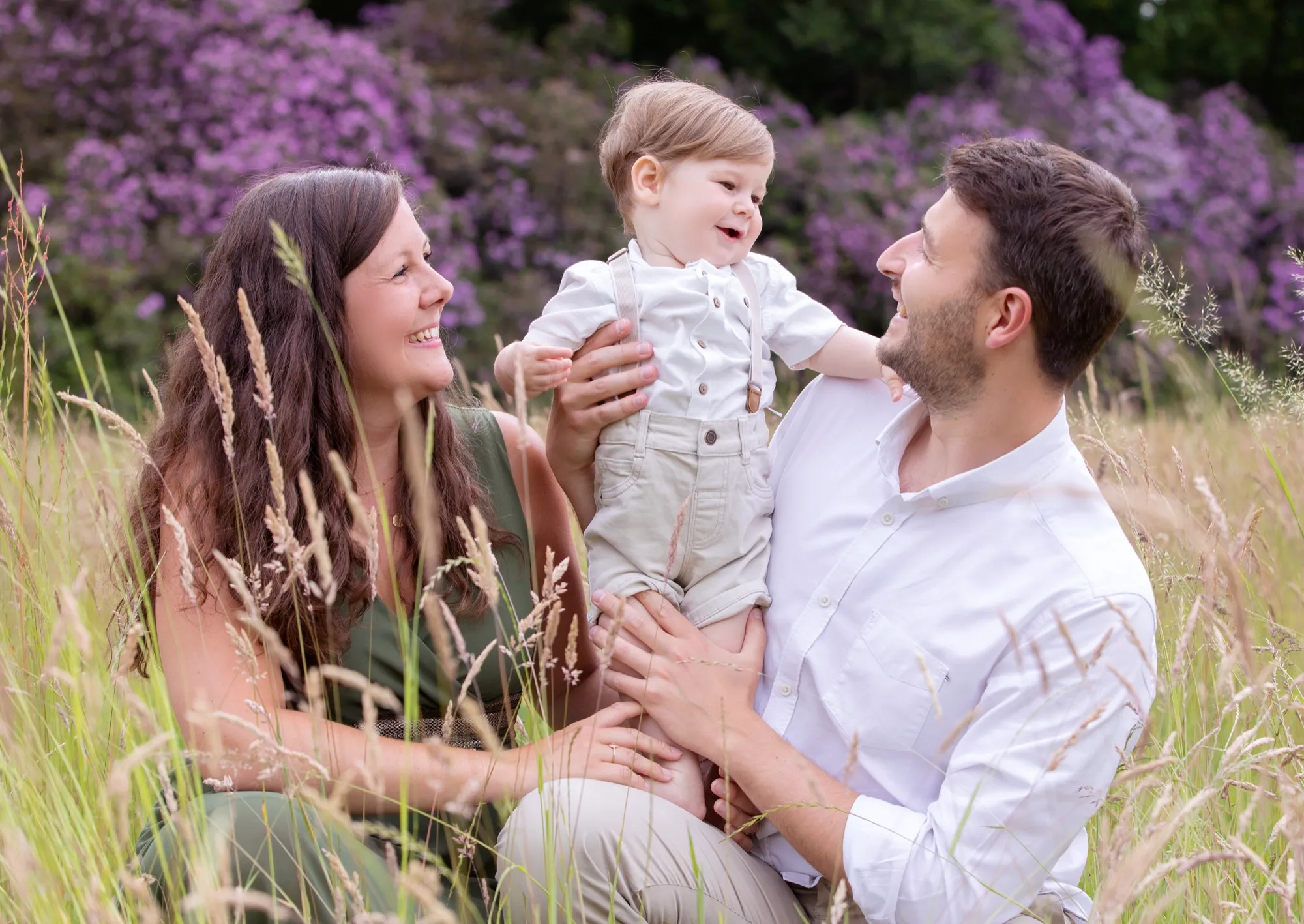 Photograph of a family session by Virginie Deronchêne, portrait photographer in Walloon Brabant