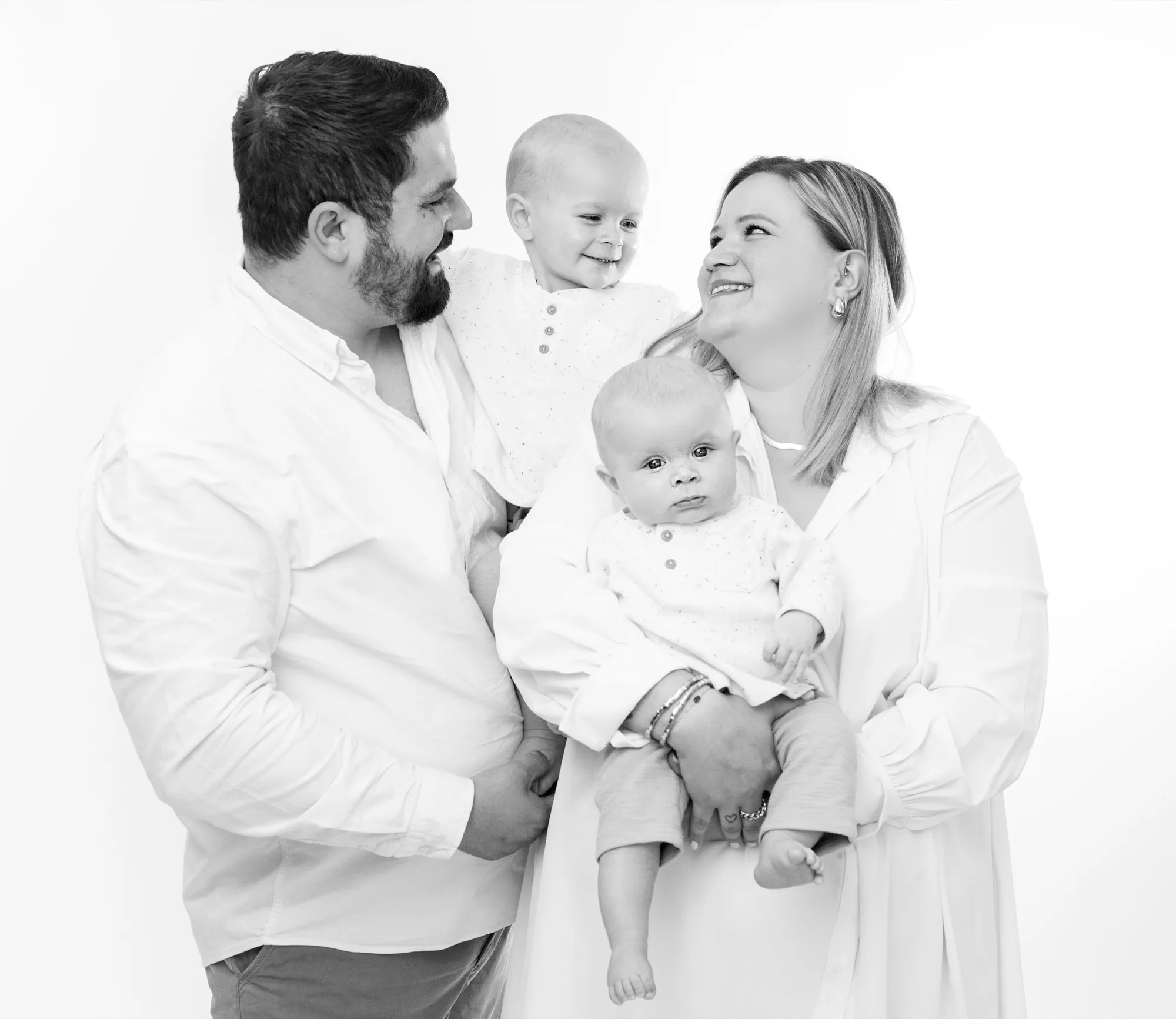 Photograph of a family session by Virginie Deronchêne, portrait photographer in Walloon Brabant