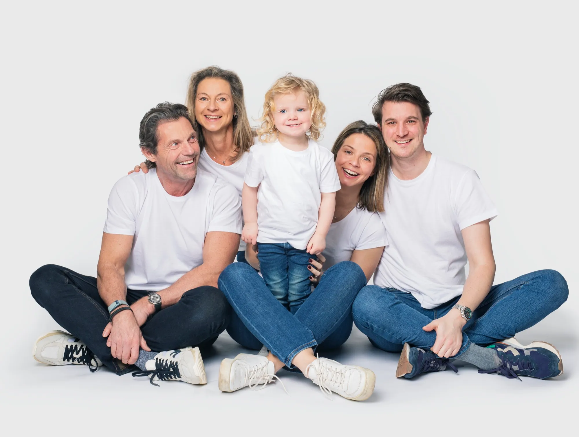 Photograph of a family session by Virginie Deronchêne, portrait photographer in Walloon Brabant
