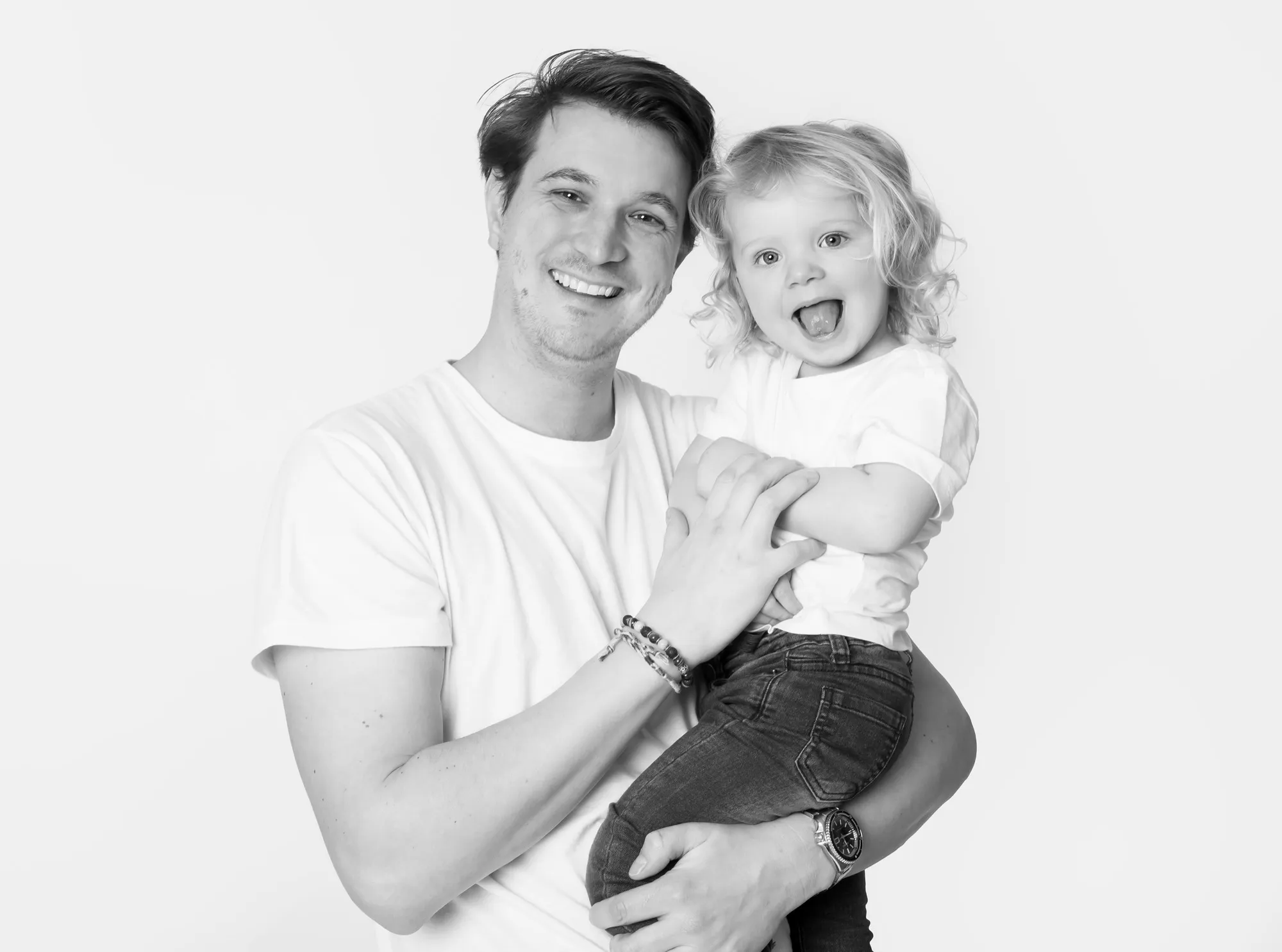 Photograph of a family session by Virginie Deronchêne, portrait photographer in Walloon Brabant