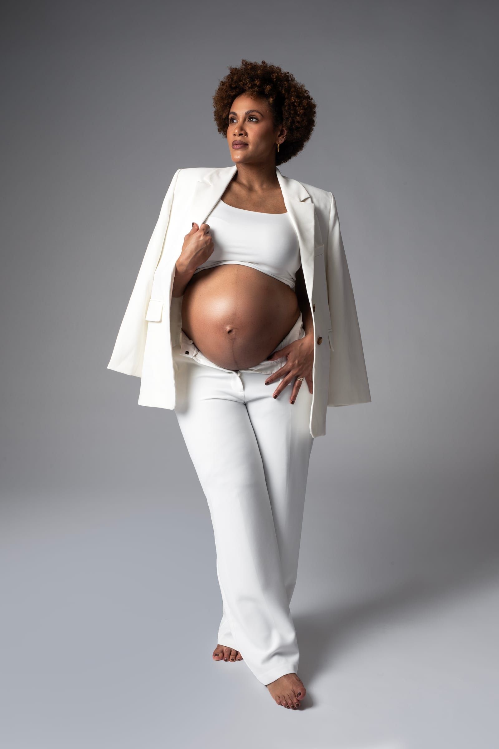 Future maman lors d'une séance photo grossesse en studio dans les environs de Waterloo