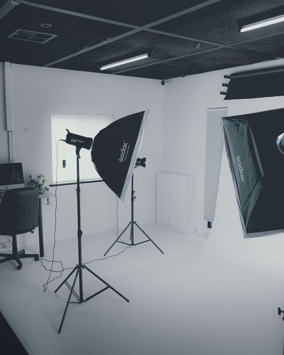 Studio photo professionnel avec softbox et fond neutre, prêt pour une séance corporate