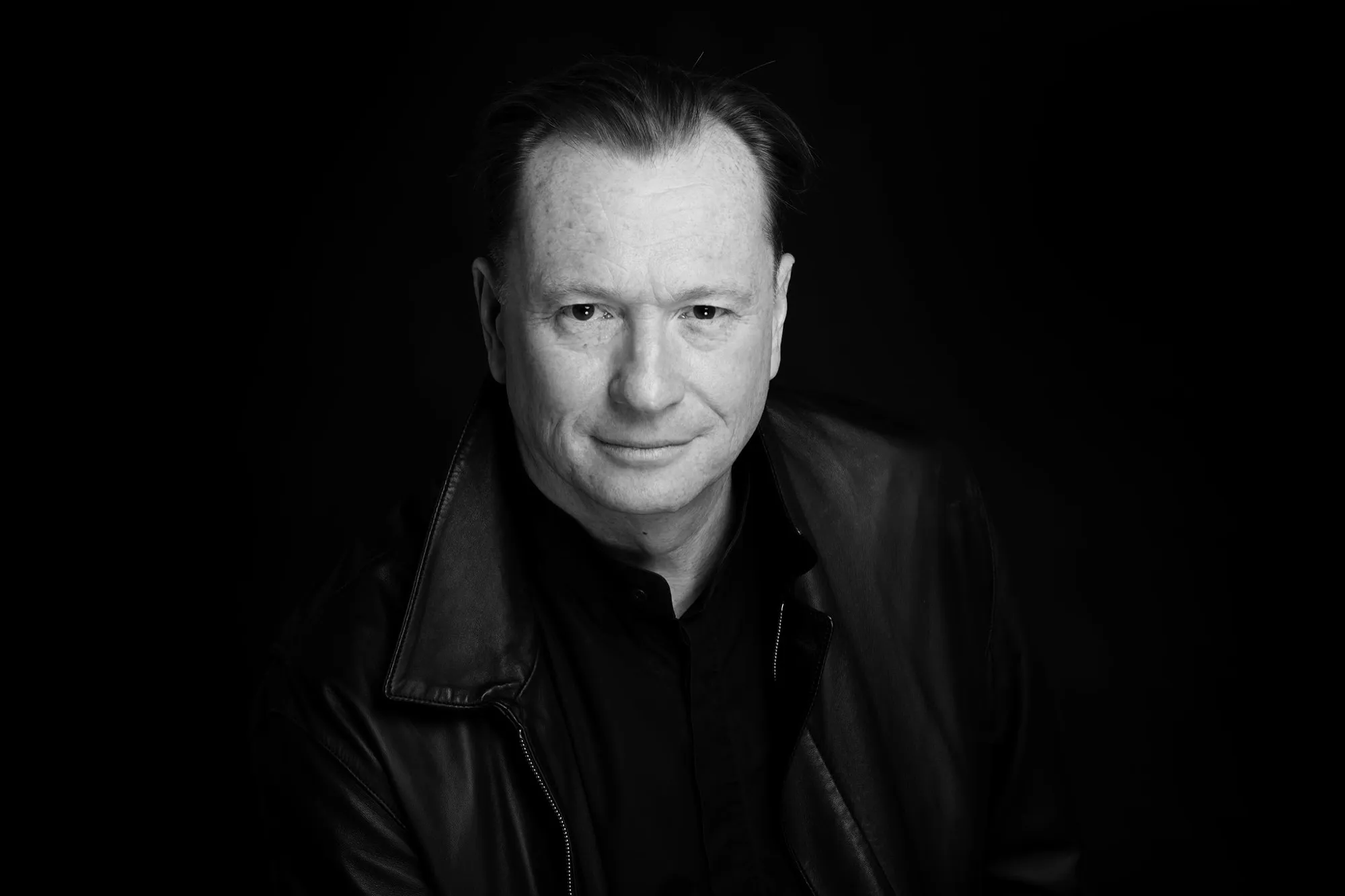 Photograph of a studio portrait by Virginie Deronchêne, portrait photographer in Walloon Brabant
