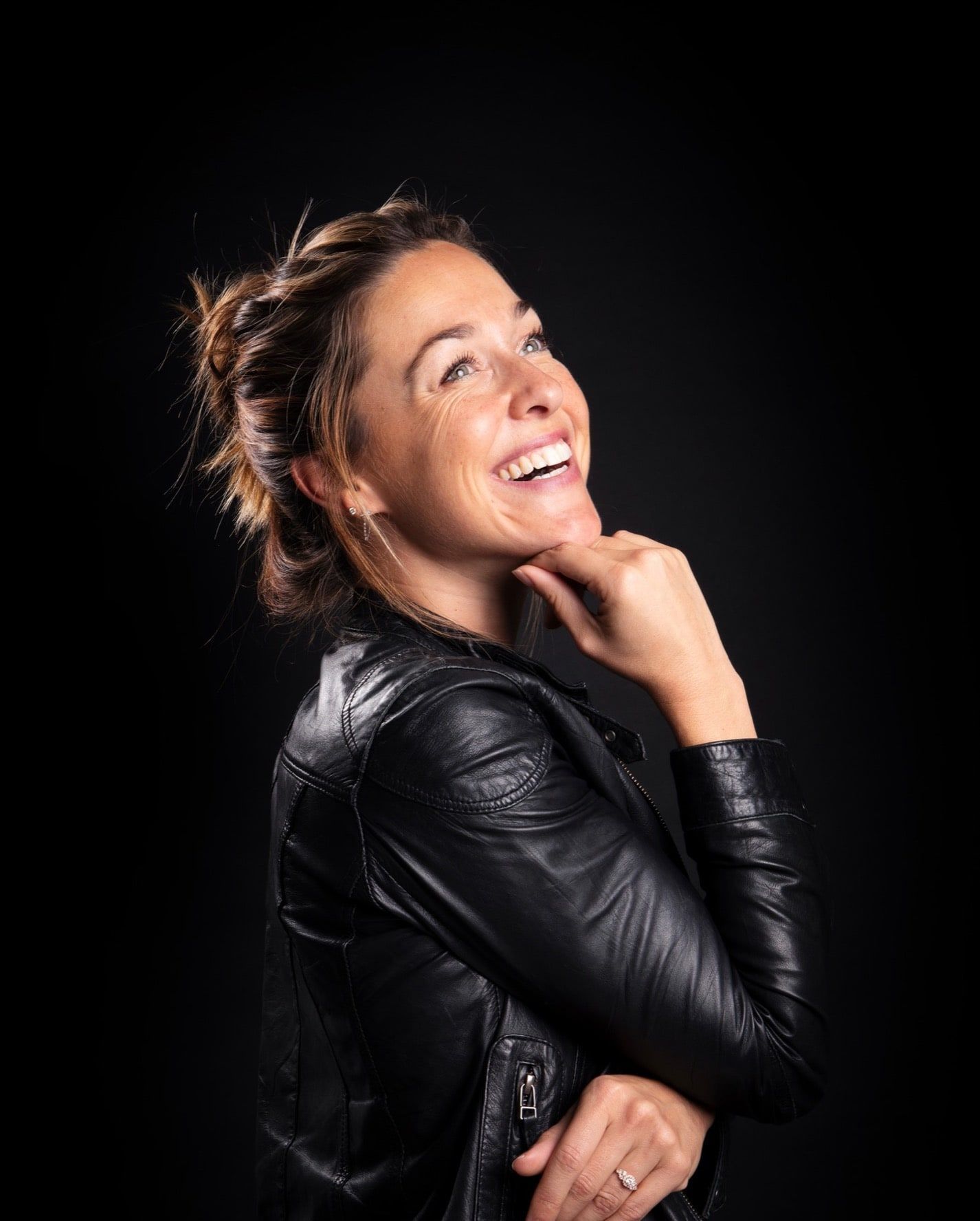 Portrait of a woman with long hair, black jacket, soft light in the studio (1)