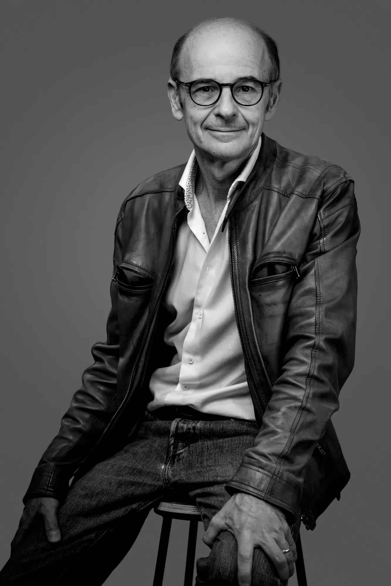Photograph of a studio portrait by Virginie Deronchêne, portrait photographer in Walloon Brabant