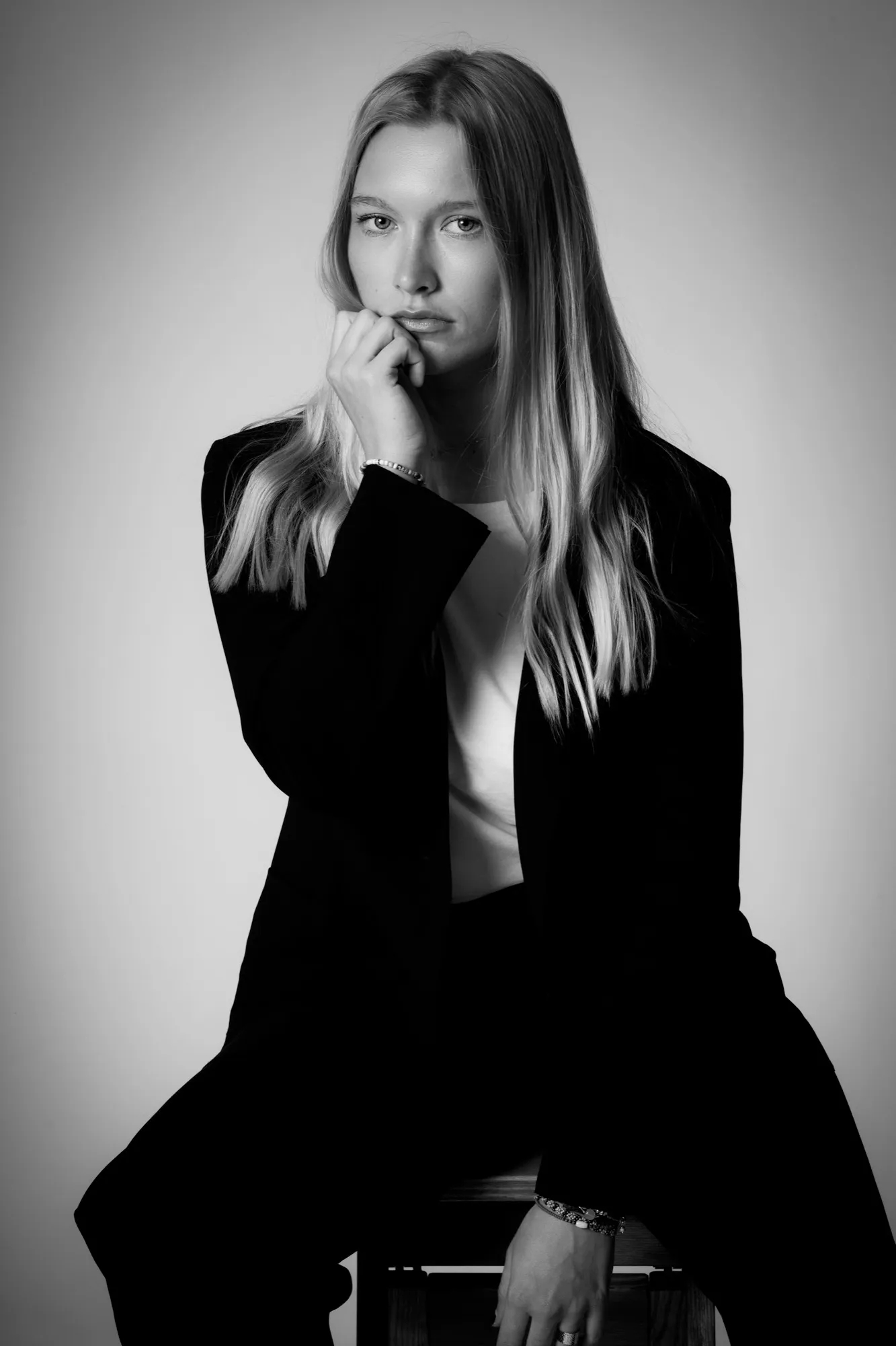 Photograph of a studio portrait by Virginie Deronchêne, portrait photographer in Walloon Brabant