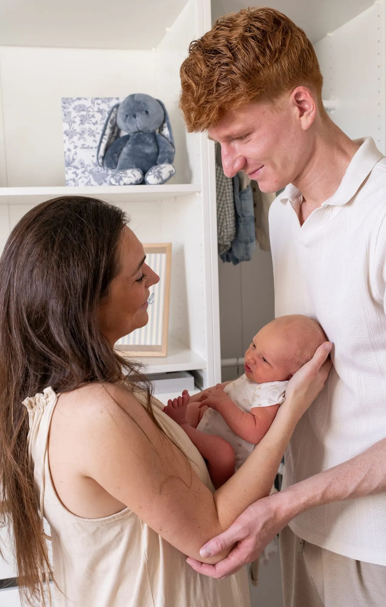 Photograph of a newborn session by Virginie Deronchêne, portrait photographer in Walloon Brabant