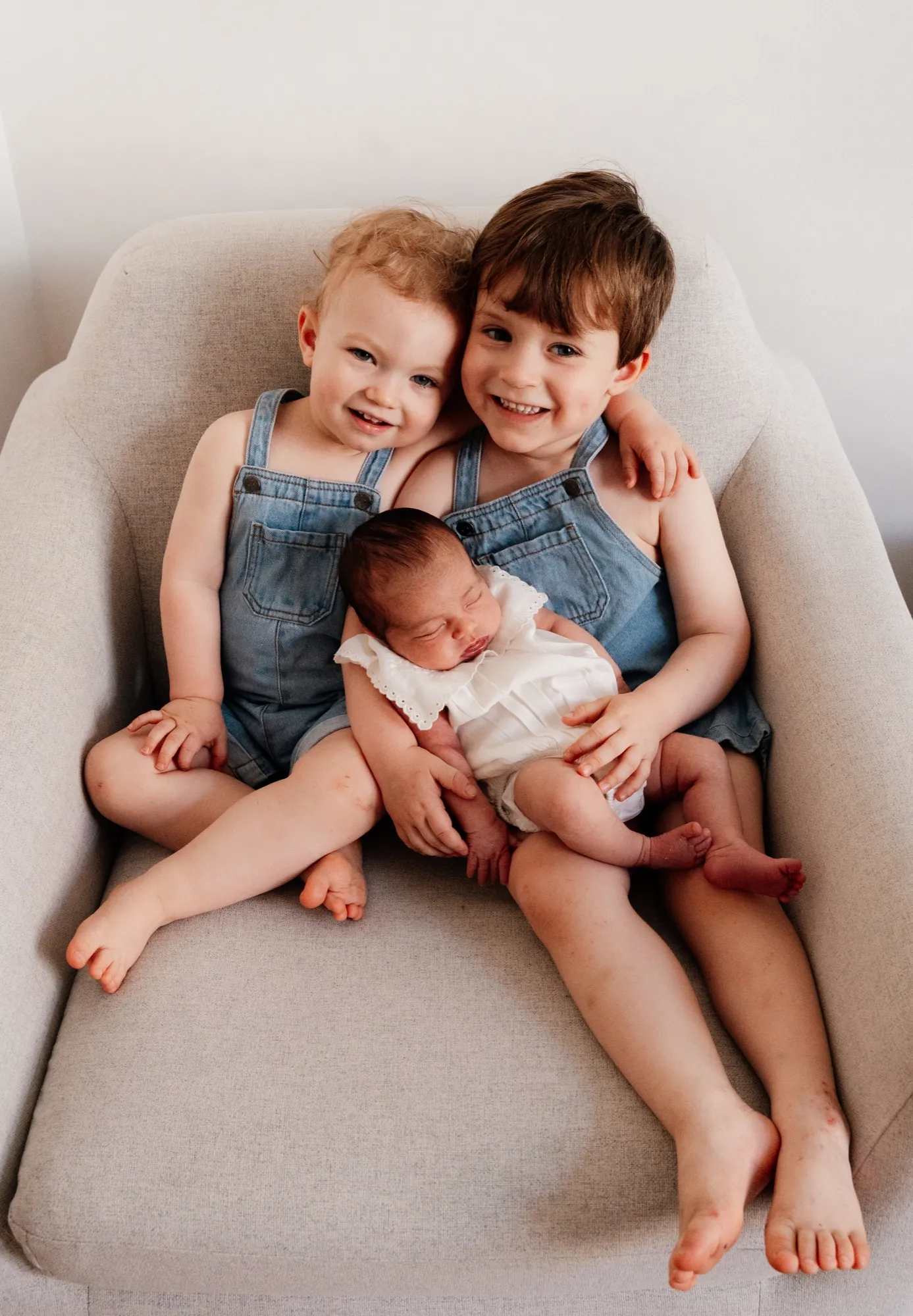 Photograph of a newborn session by Virginie Deronchêne, portrait photographer in Walloon Brabant