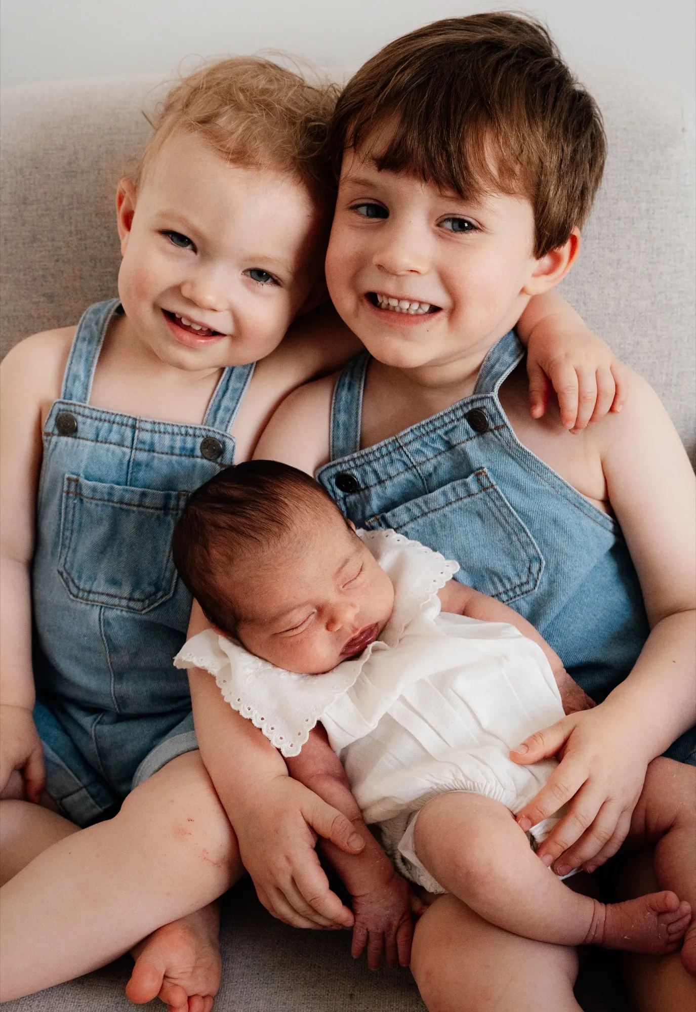 Photograph of a newborn session by Virginie Deronchêne, portrait photographer in Walloon Brabant