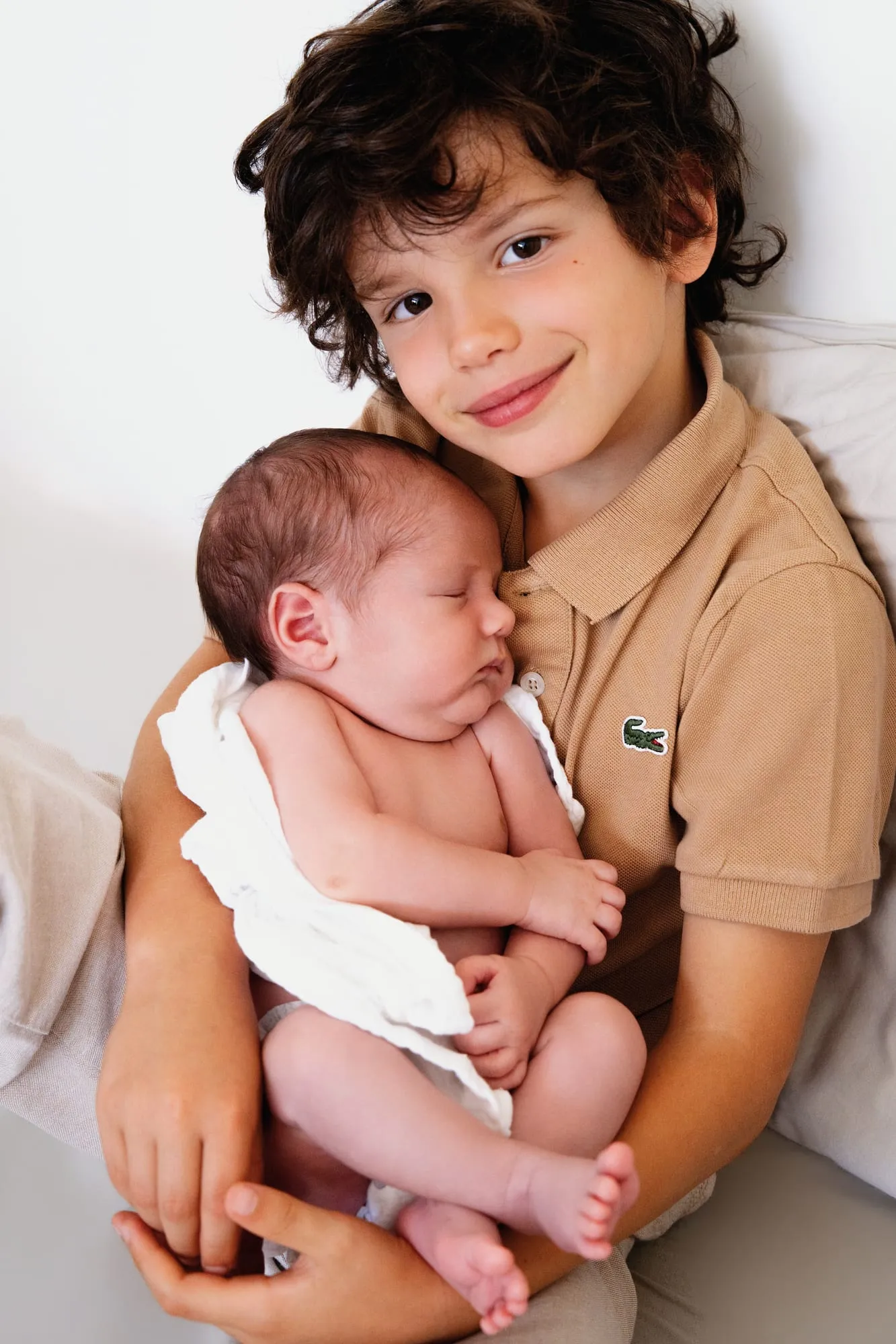 Photograph of a newborn session by Virginie Deronchêne, portrait photographer in Walloon Brabant