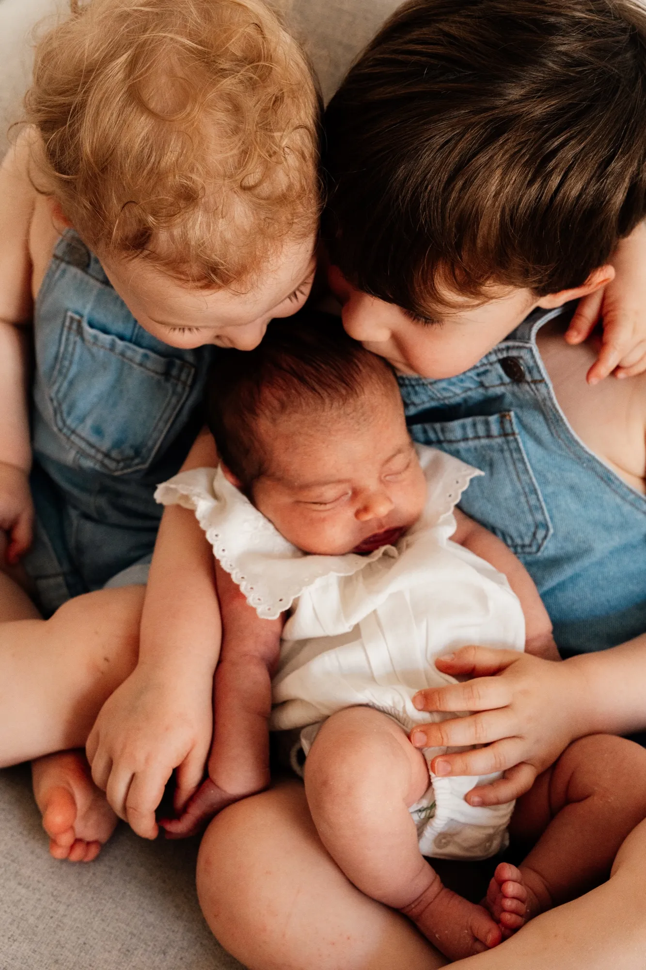 Photograph of a newborn session by Virginie Deronchêne, portrait photographer in Walloon Brabant