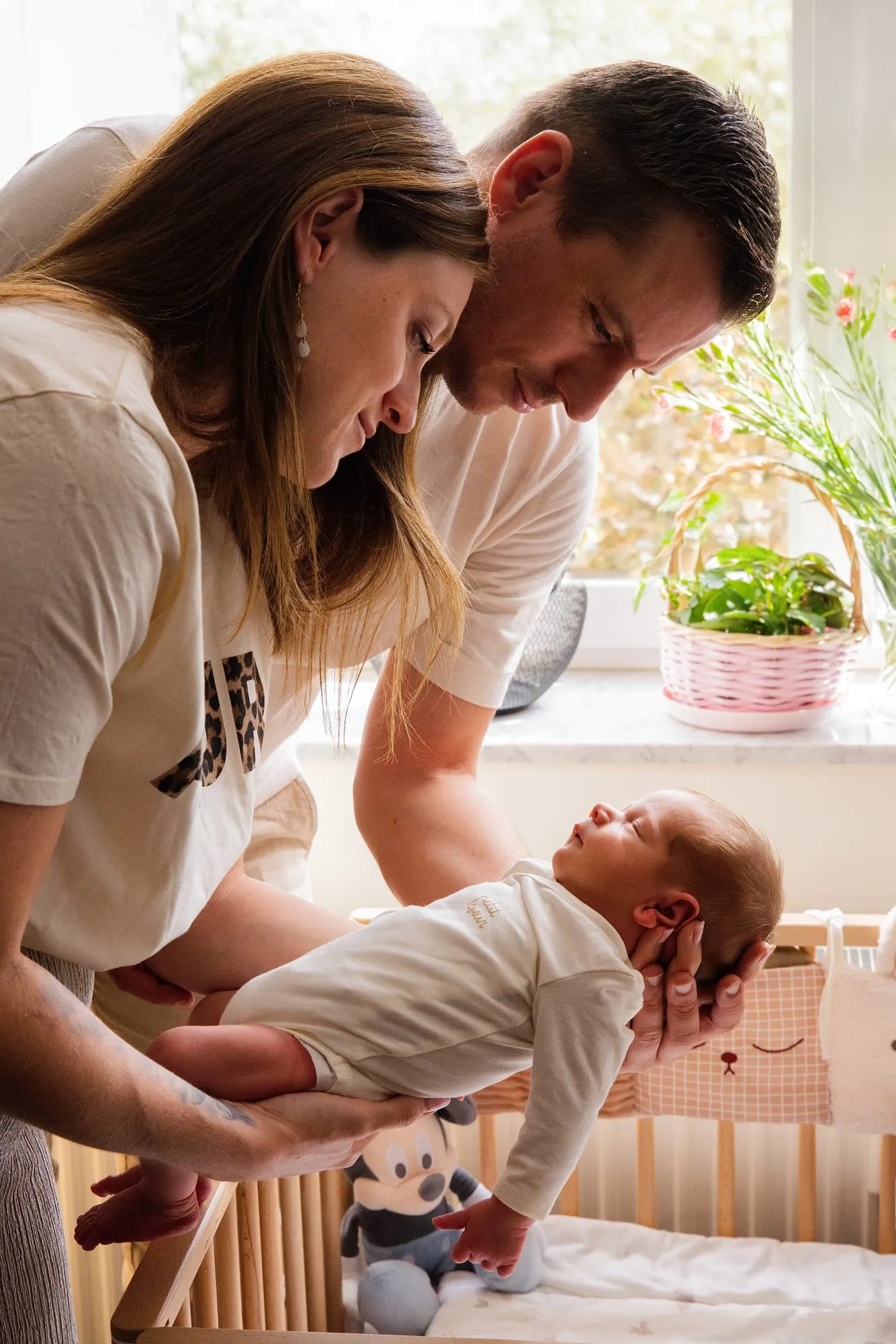 Photograph of a newborn session by Virginie Deronchêne, portrait photographer in Walloon Brabant