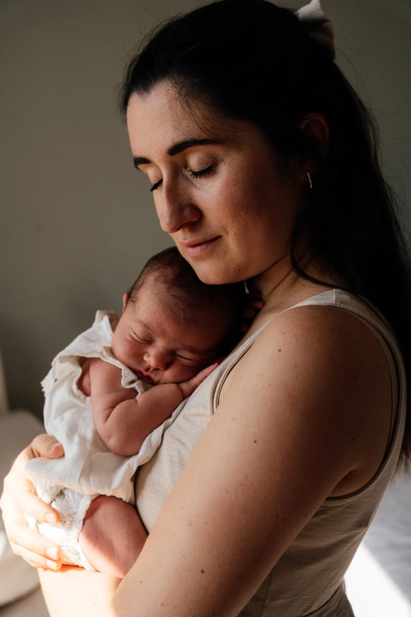 Photograph of a newborn session by Virginie Deronchêne, portrait photographer in Walloon Brabant