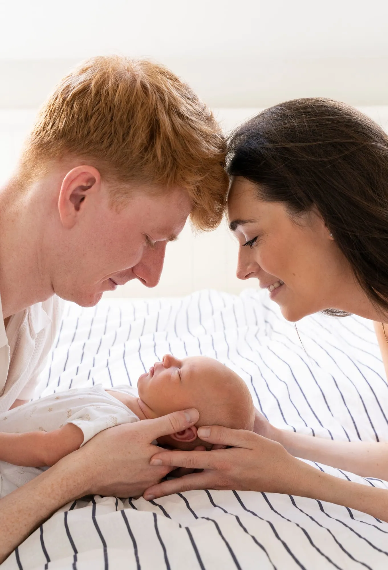 Photograph of a newborn session by Virginie Deronchêne, portrait photographer in Walloon Brabant