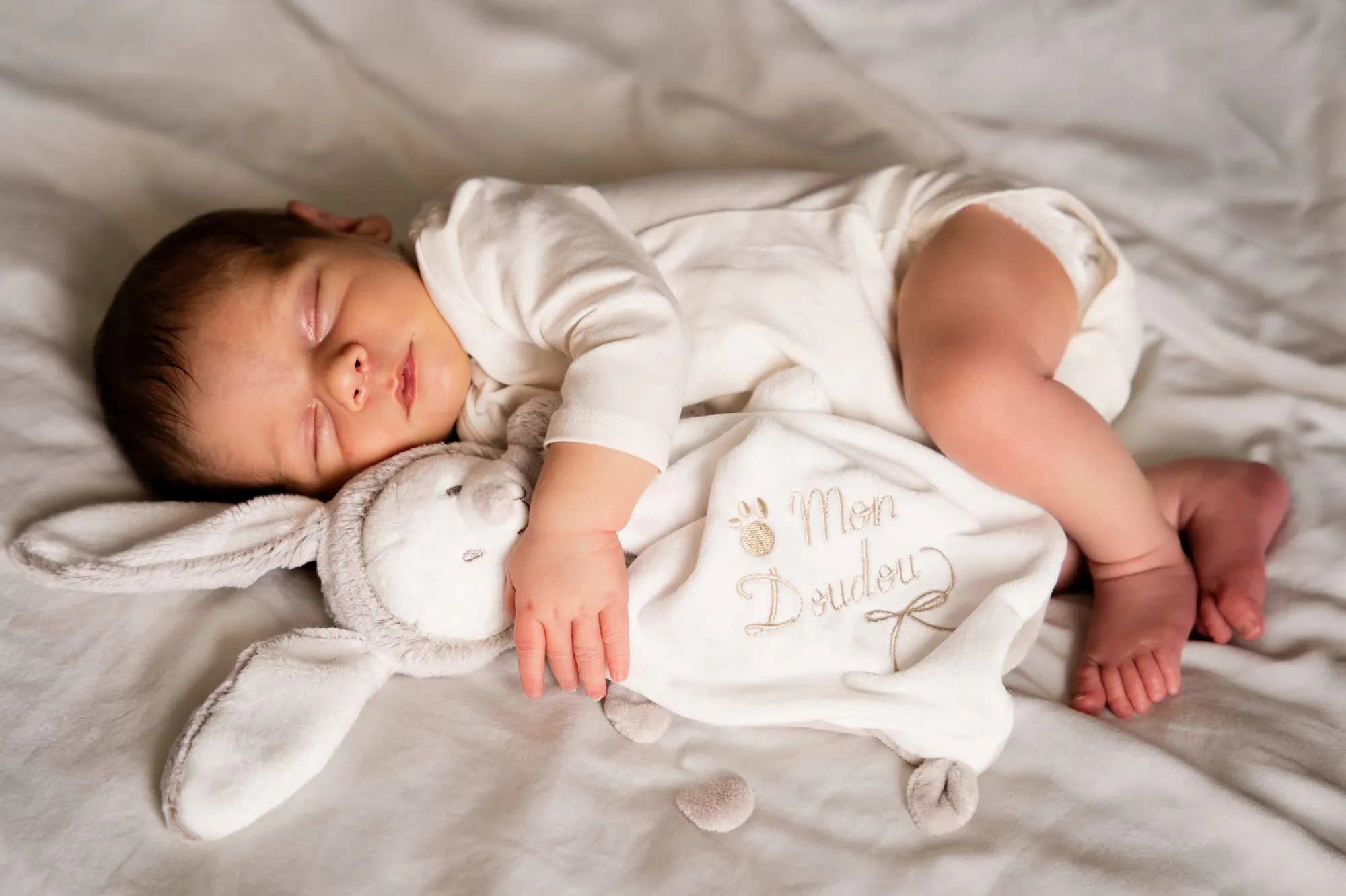 Photograph of a newborn session by Virginie Deronchêne, portrait photographer in Walloon Brabant