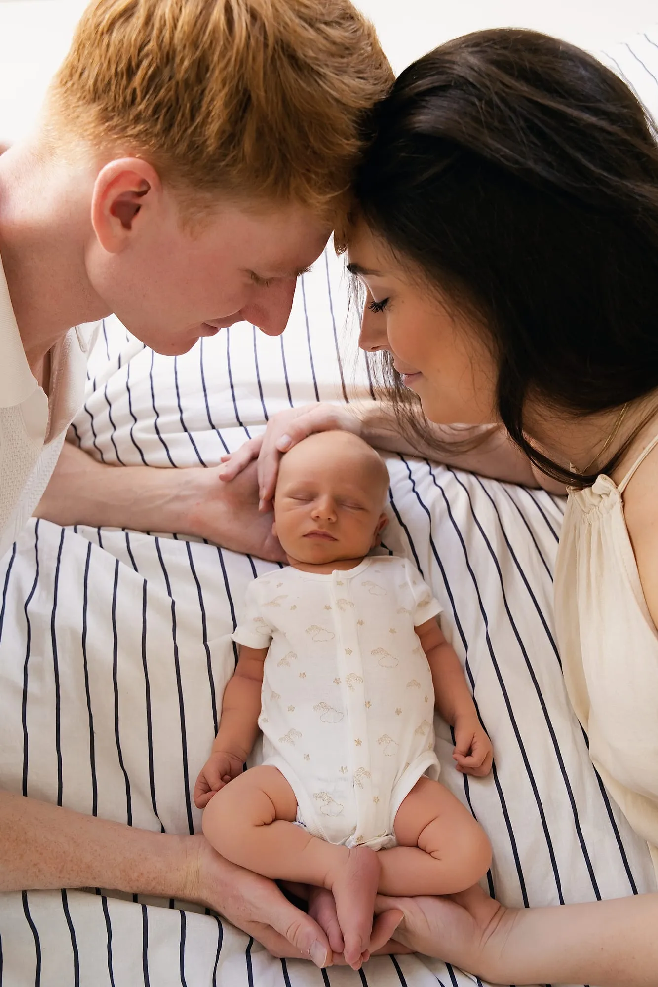 Photograph of a newborn session by Virginie Deronchêne, portrait photographer in Walloon Brabant