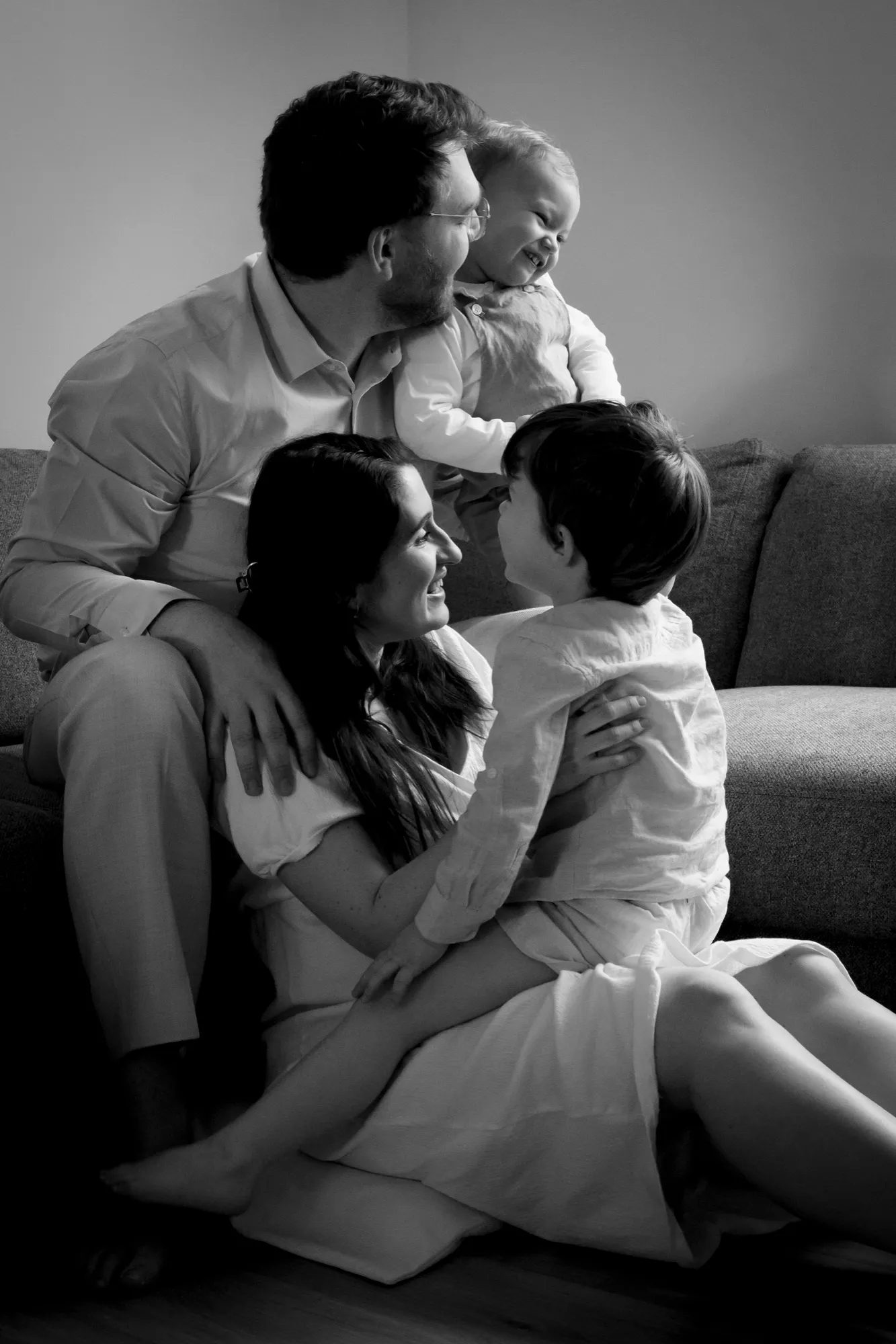 Photograph of a maternity session by Virginie Deronchêne, portrait photographer in Walloon Brabant