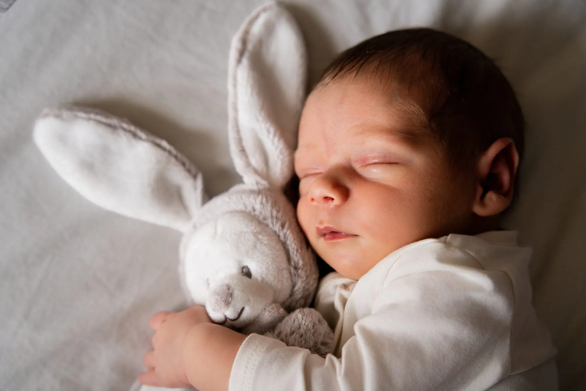 Photograph of a newborn session by Virginie Deronchêne, portrait photographer in Walloon Brabant