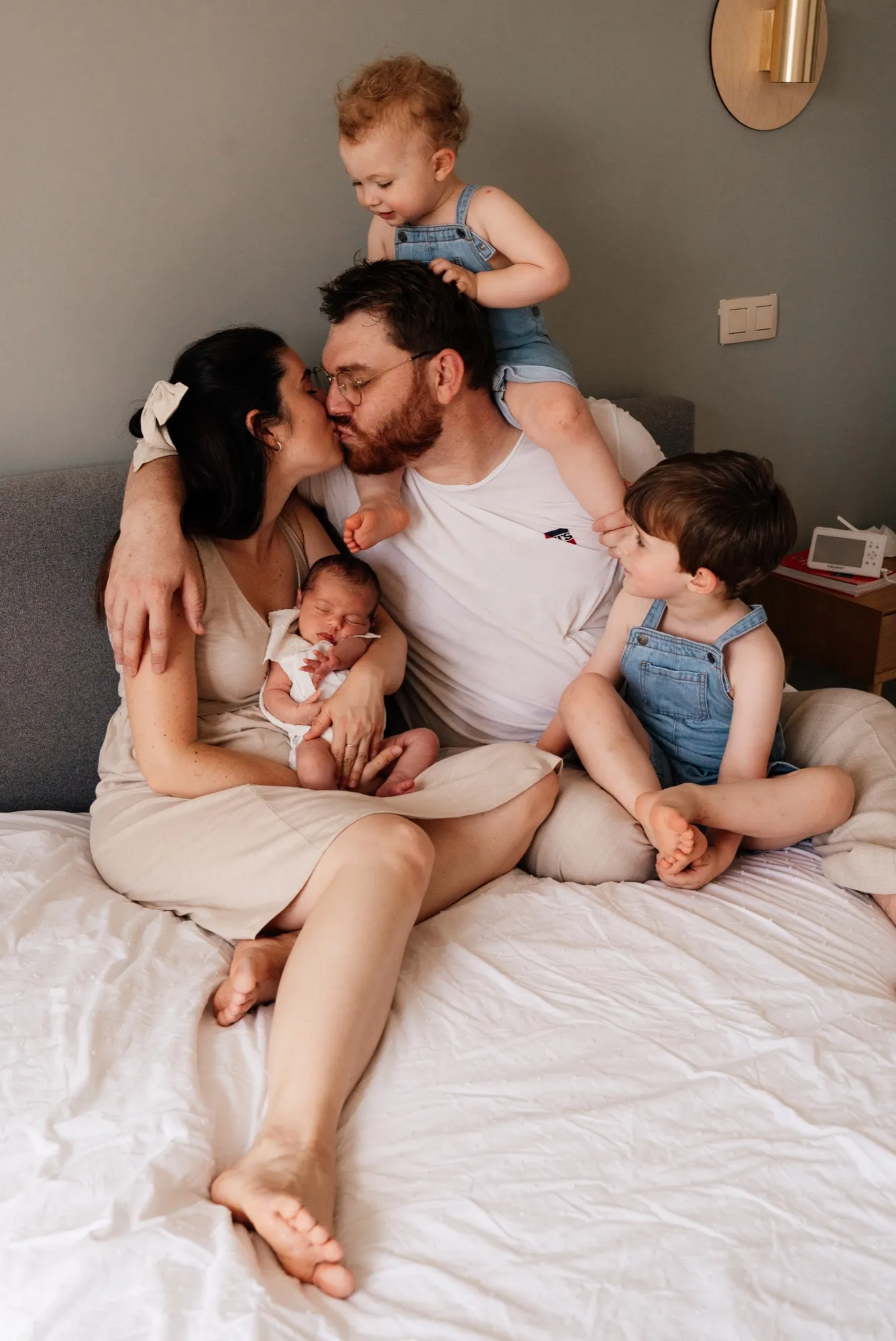 Photograph of a newborn session by Virginie Deronchêne, portrait photographer in Walloon Brabant