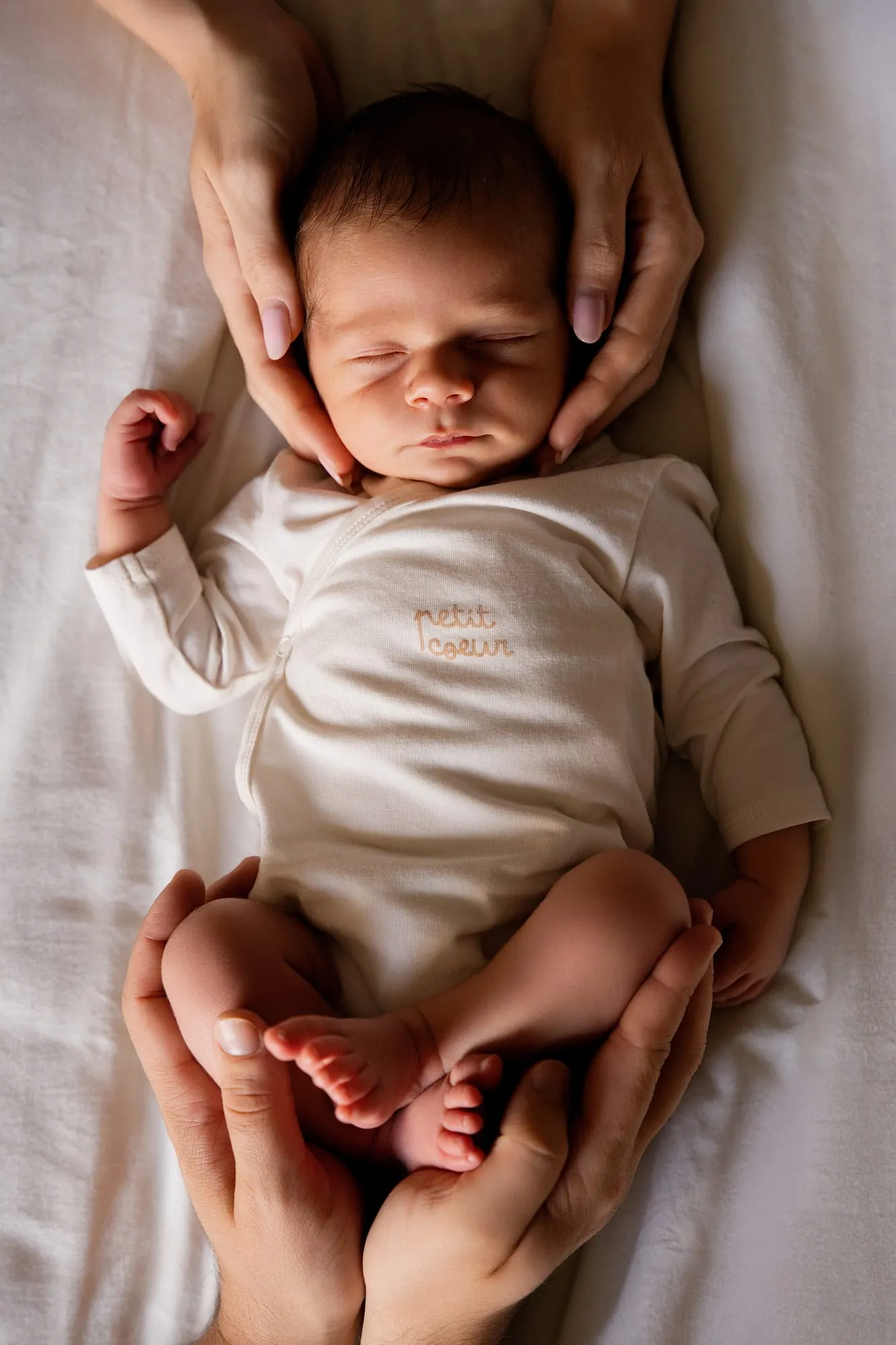 Photograph of a newborn session by Virginie Deronchêne, portrait photographer in Walloon Brabant