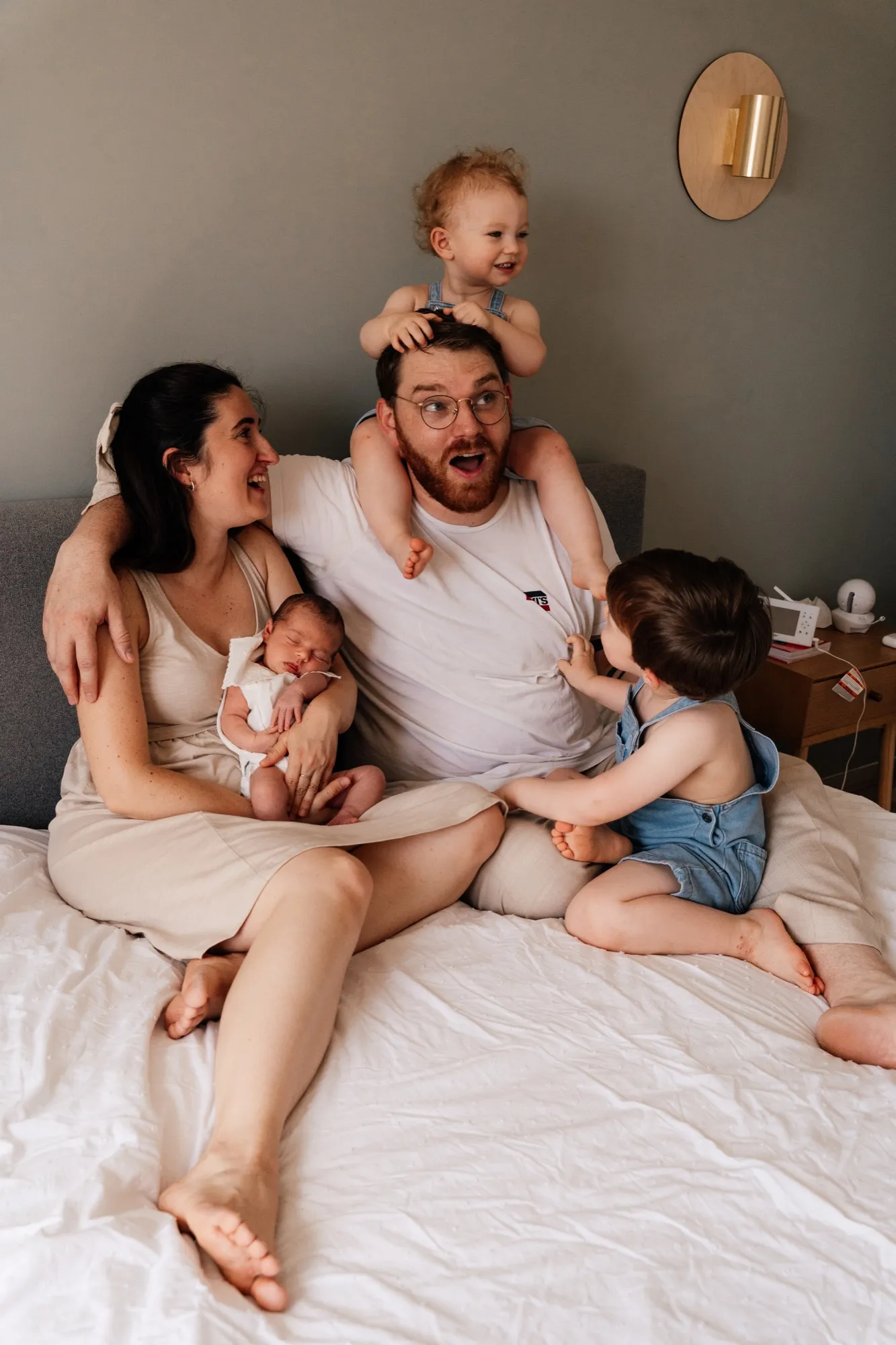 Photograph of a newborn session by Virginie Deronchêne, portrait photographer in Walloon Brabant