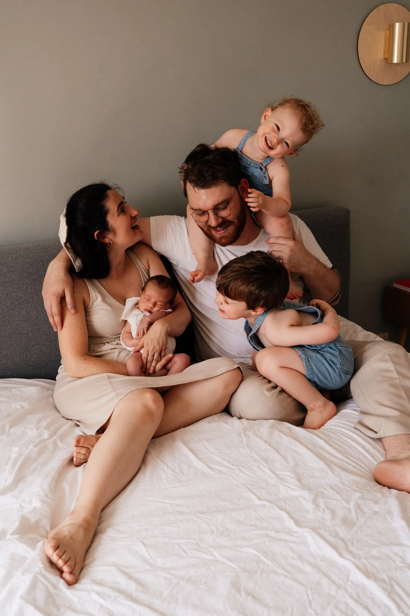 Photograph of a newborn session by Virginie Deronchêne, portrait photographer in Walloon Brabant