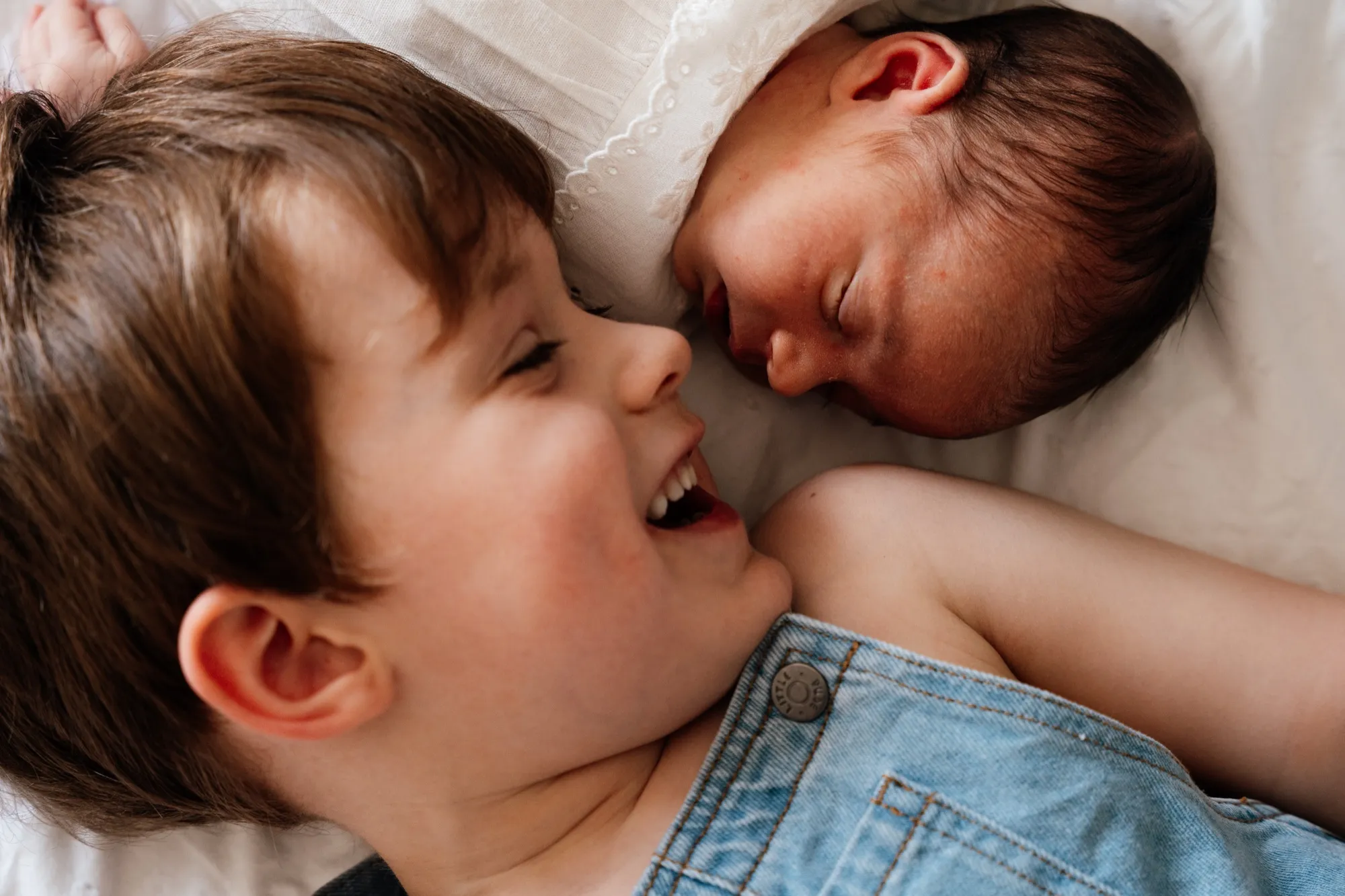 Photograph of a newborn session by Virginie Deronchêne, portrait photographer in Walloon Brabant