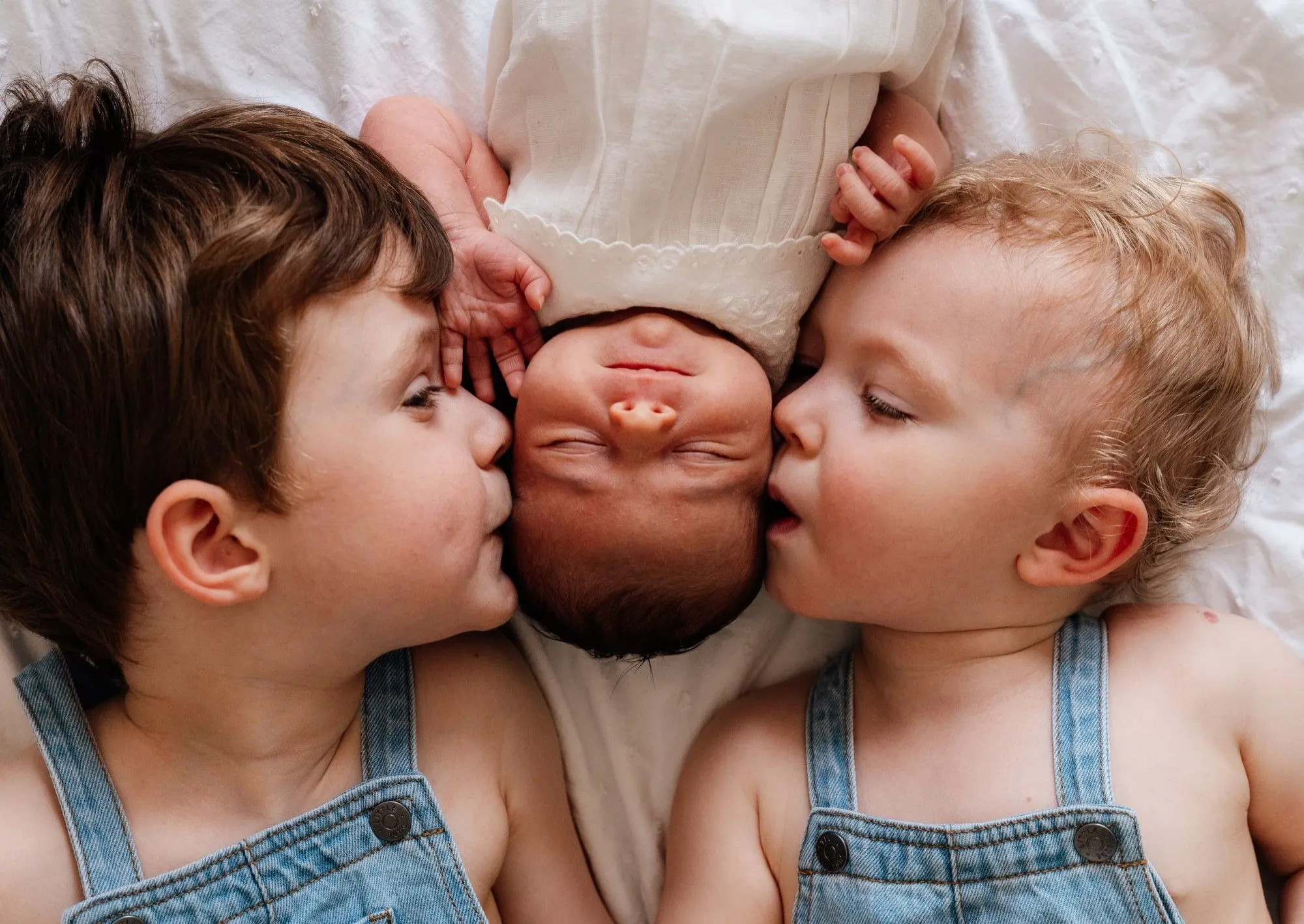 Photograph of a newborn session by Virginie Deronchêne, portrait photographer in Walloon Brabant
