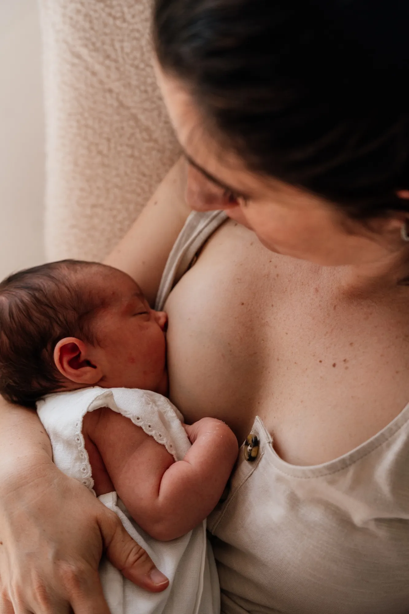 Photograph of a newborn session by Virginie Deronchêne, portrait photographer in Walloon Brabant