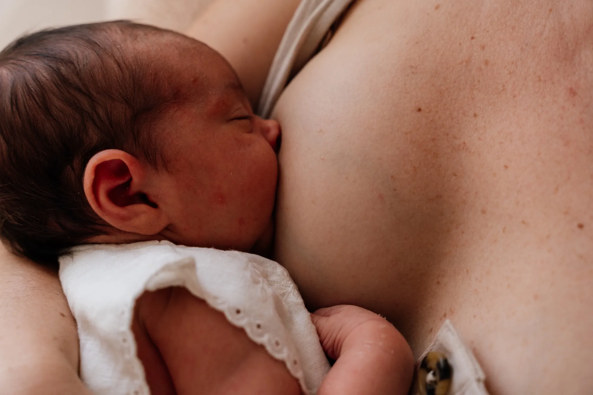 Photograph of a newborn session by Virginie Deronchêne, portrait photographer in Walloon Brabant