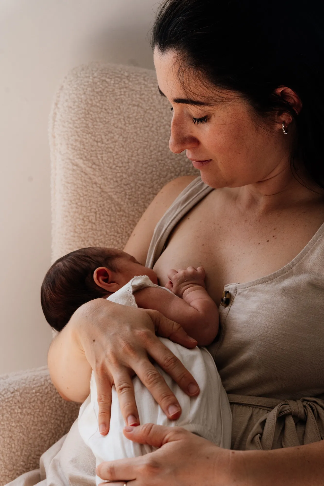 Photograph of a newborn session by Virginie Deronchêne, portrait photographer in Walloon Brabant