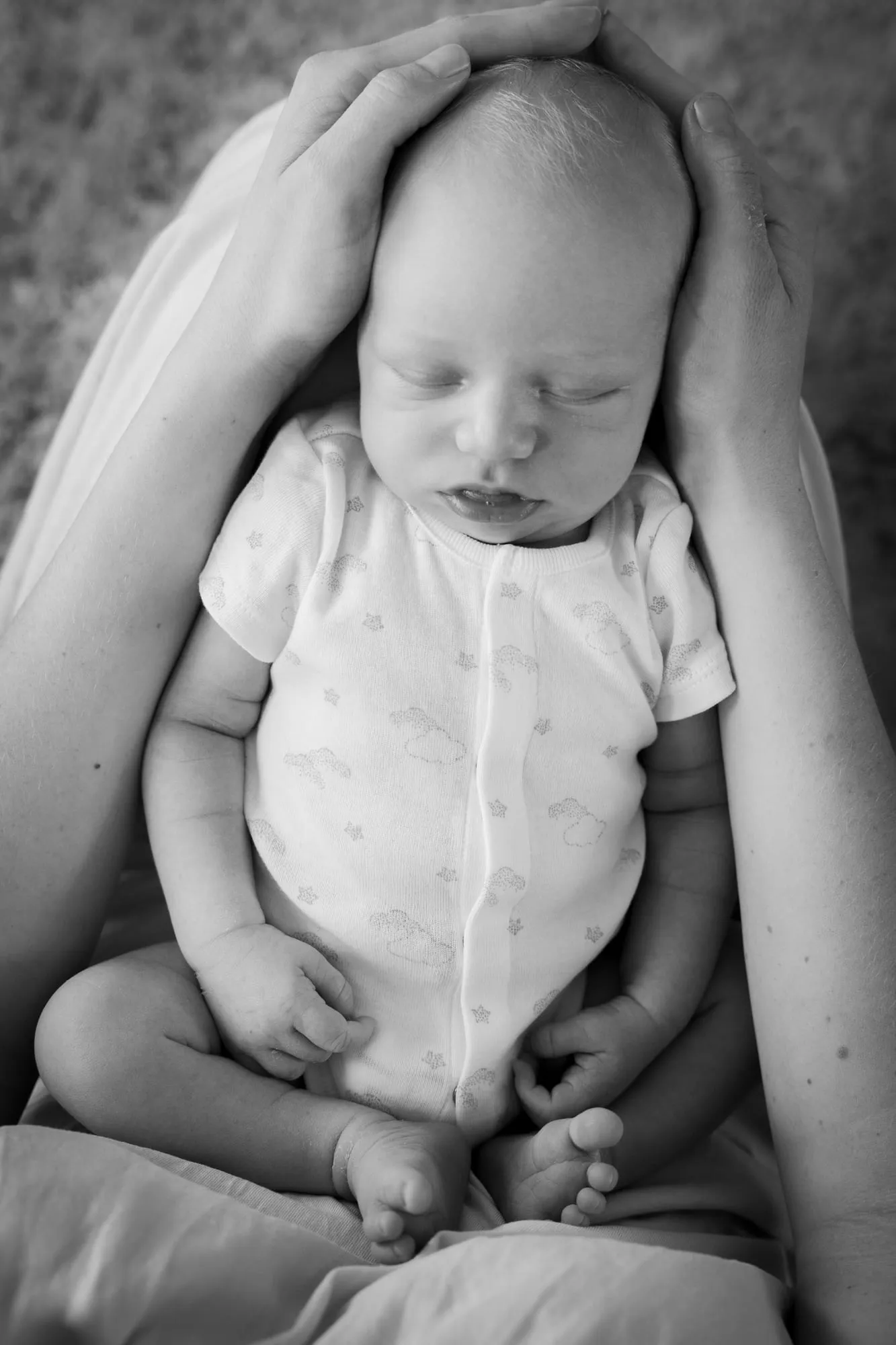 Photograph of a newborn session by Virginie Deronchêne, portrait photographer in Walloon Brabant