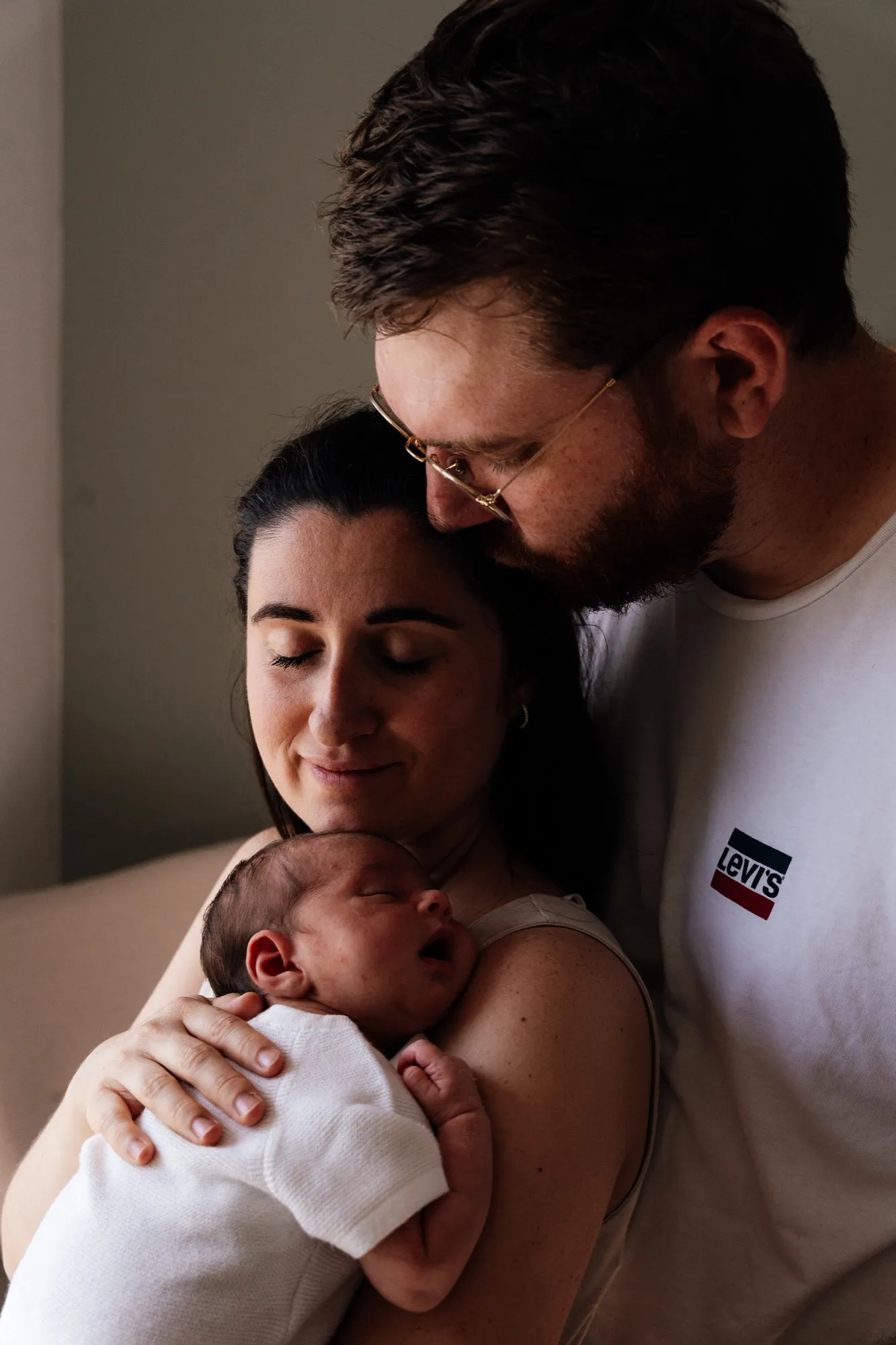 Photograph of a newborn session by Virginie Deronchêne, portrait photographer in Walloon Brabant