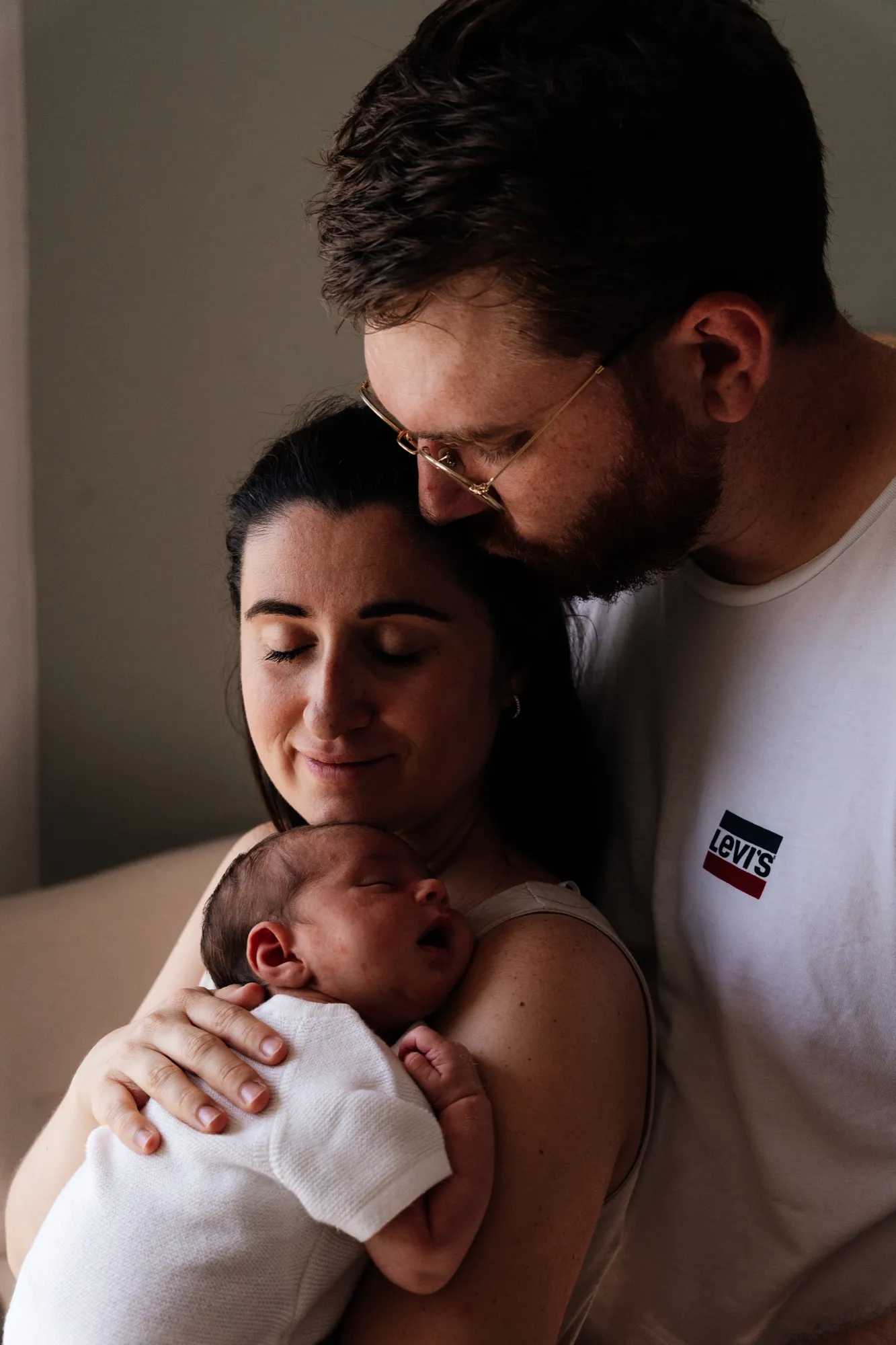 Photograph of a newborn session by Virginie Deronchêne, portrait photographer in Walloon Brabant