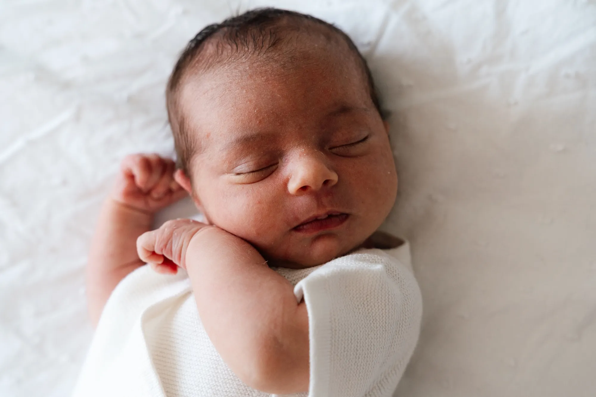 Photograph of a newborn session by Virginie Deronchêne, portrait photographer in Walloon Brabant
