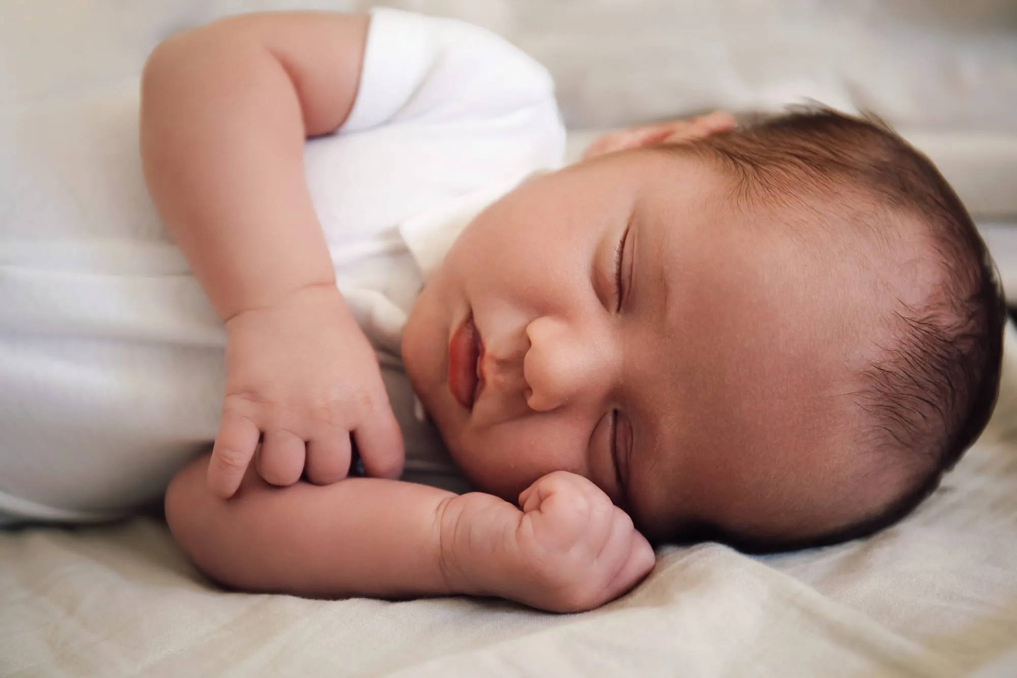 Photograph of a newborn session by Virginie Deronchêne, portrait photographer in Walloon Brabant