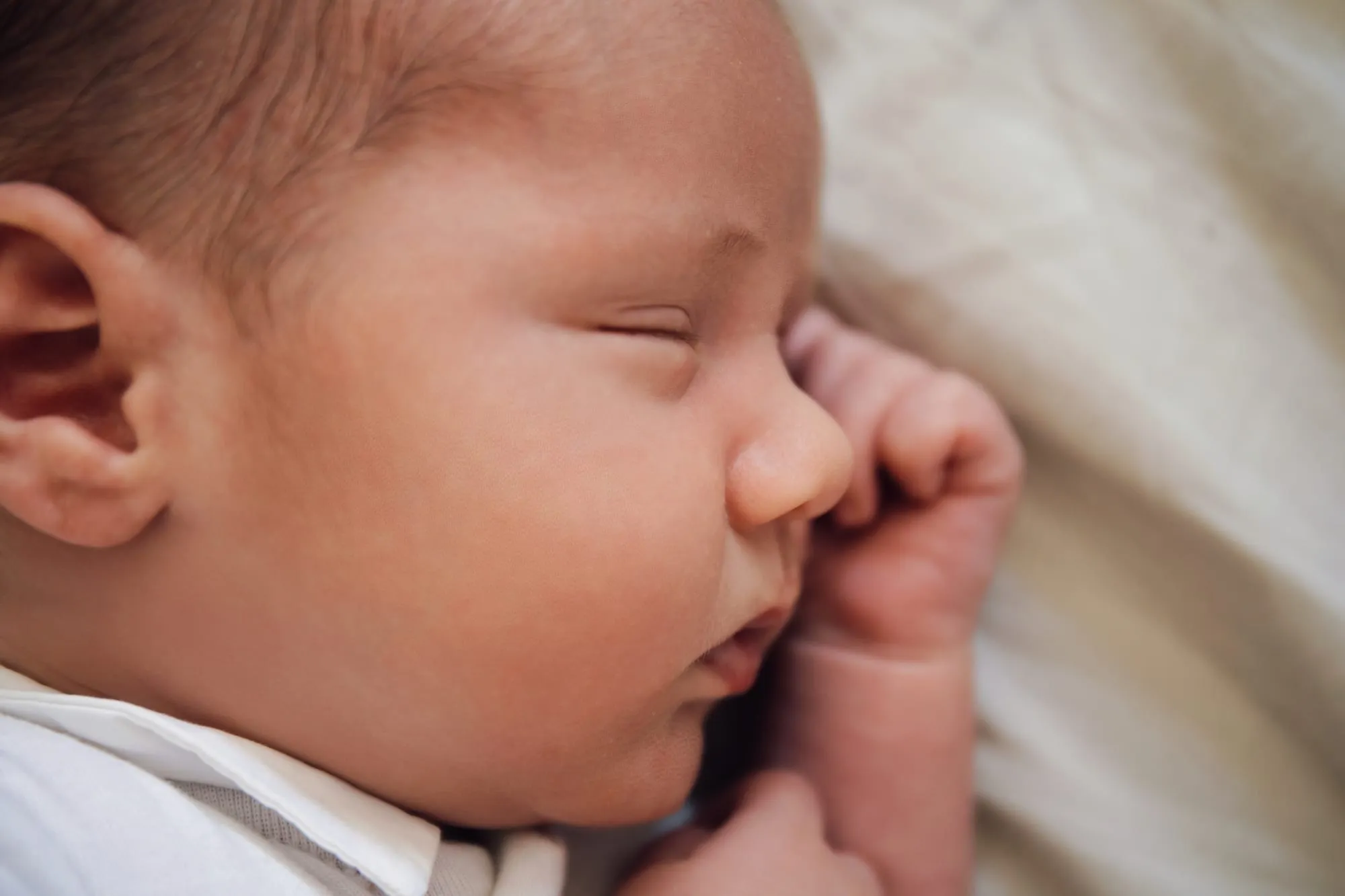 Photograph of a newborn session by Virginie Deronchêne, portrait photographer in Walloon Brabant